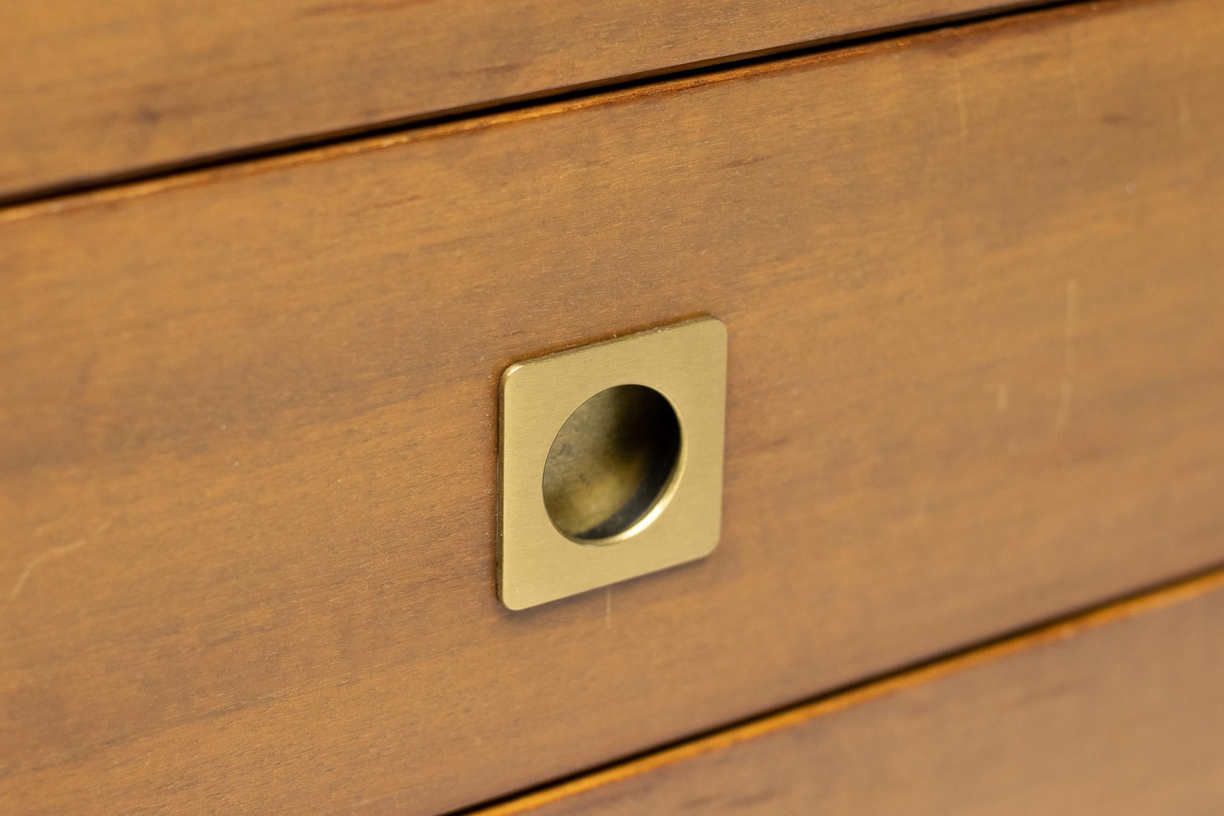Mid-Century moderno Set di cassettiere in noce in vendita