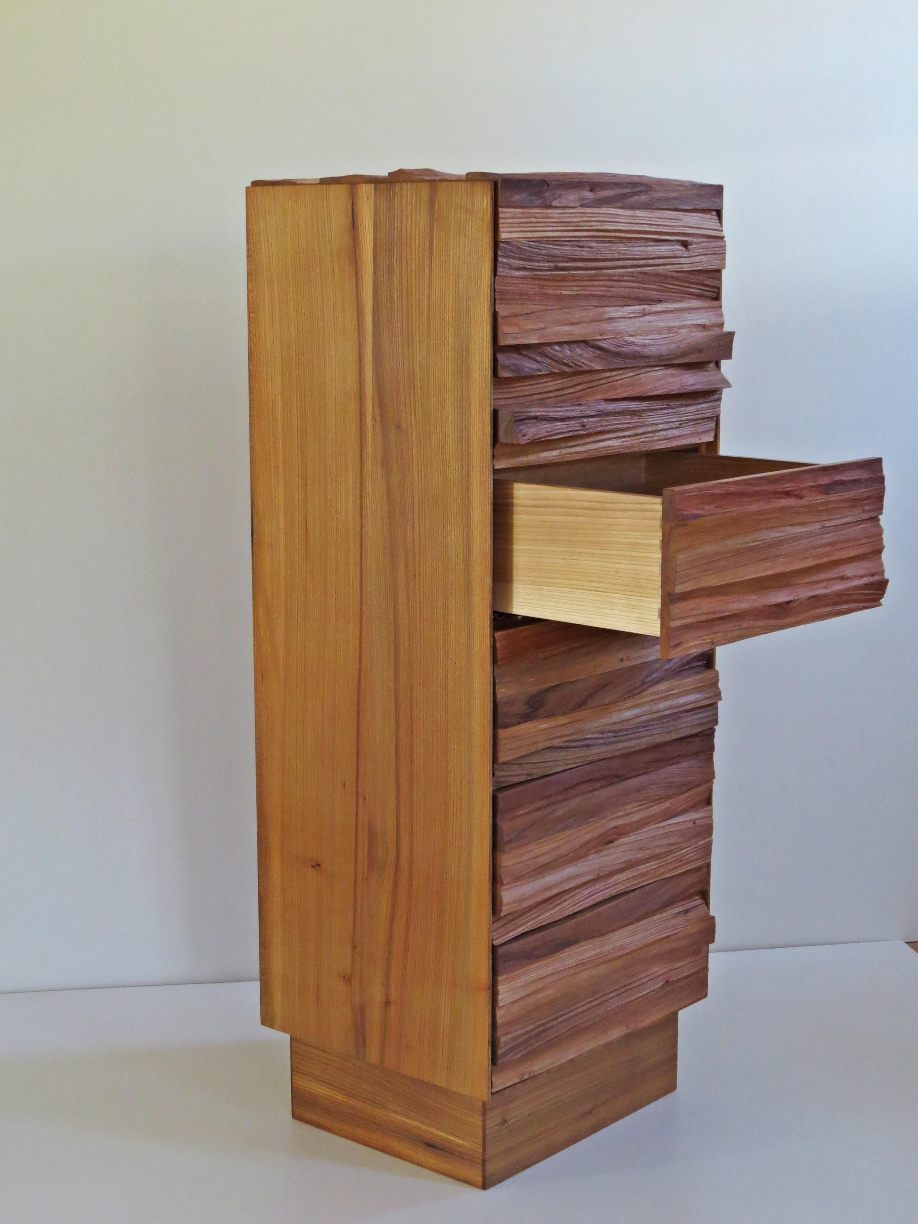  Kommode mit Schubladenfront aus geteiltem Holz, handgefertigt (Organische Moderne) im Angebot