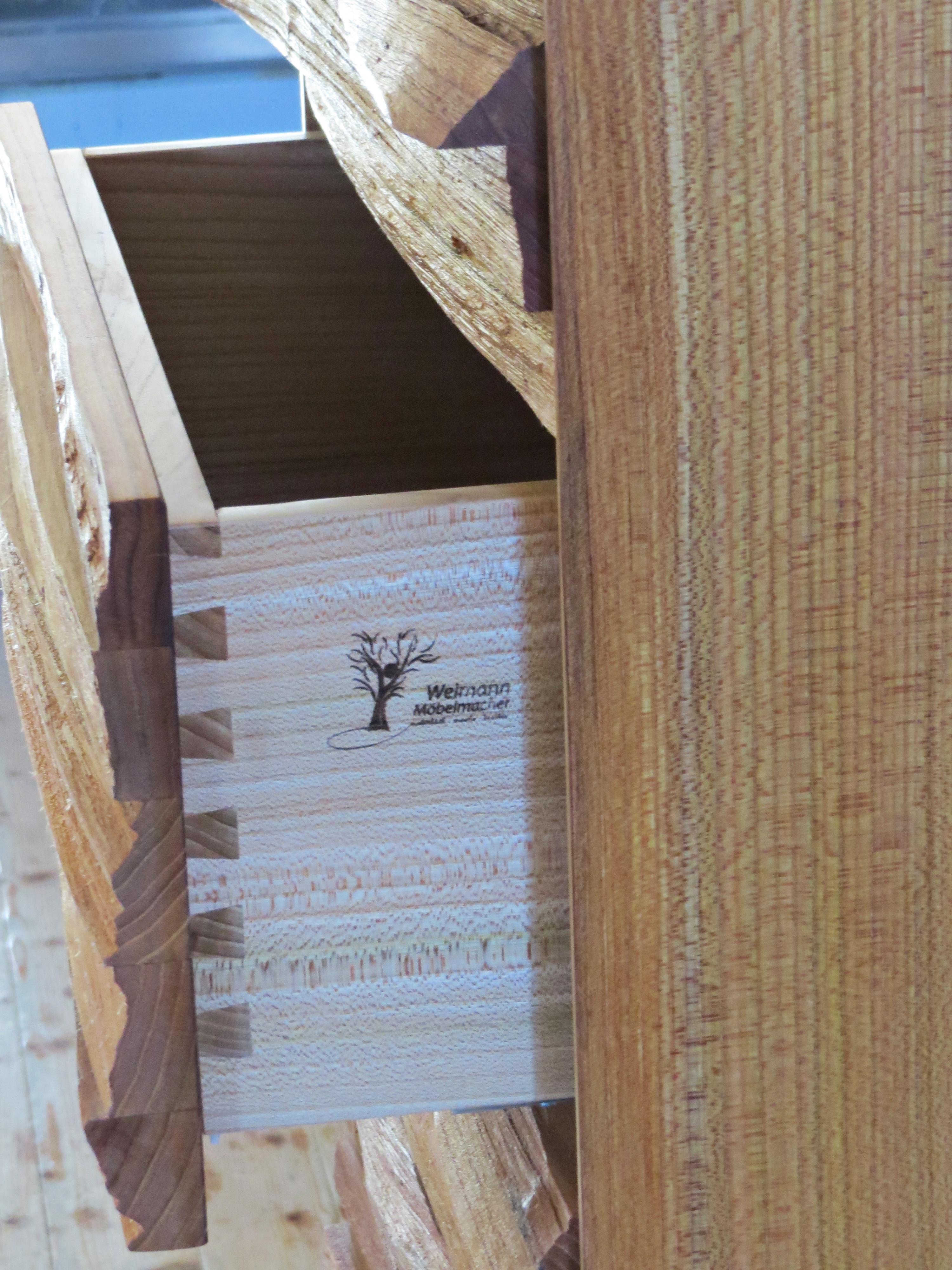  Kommode mit Schubladenfront aus geteiltem Holz, handgefertigt im Zustand „Neu“ im Angebot in Dietmannsried, Bavaria