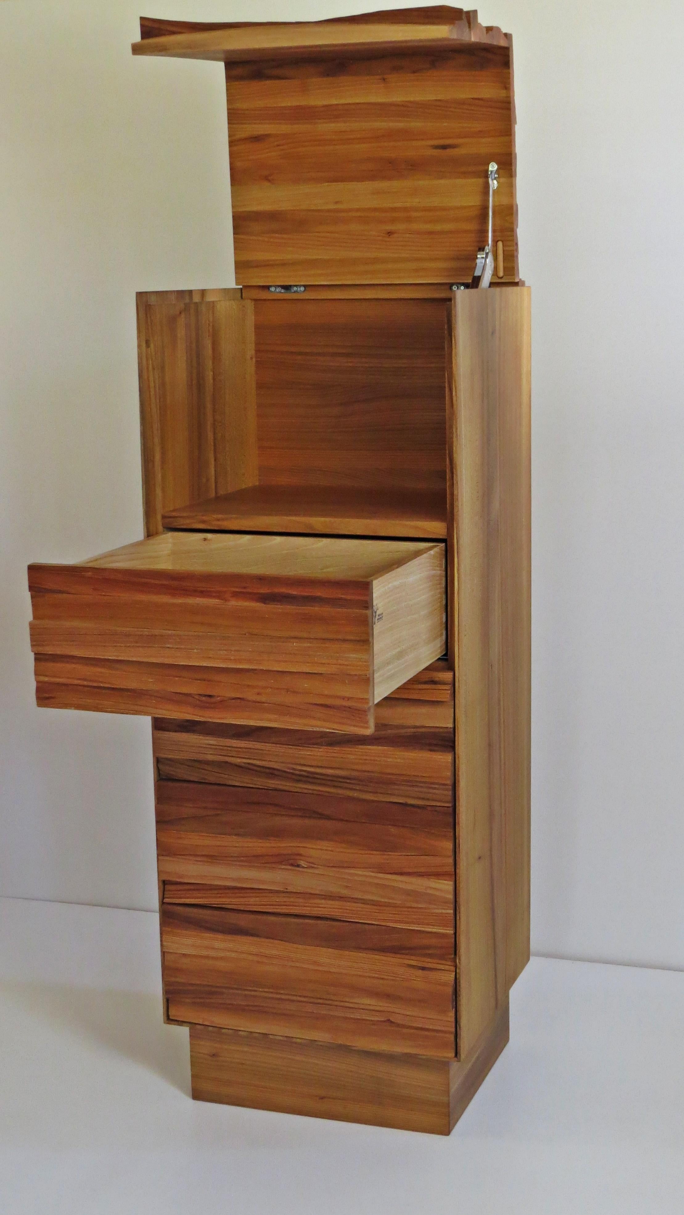  Commode à tiroirs, façade en bois fendue, faite à la main en vente 1