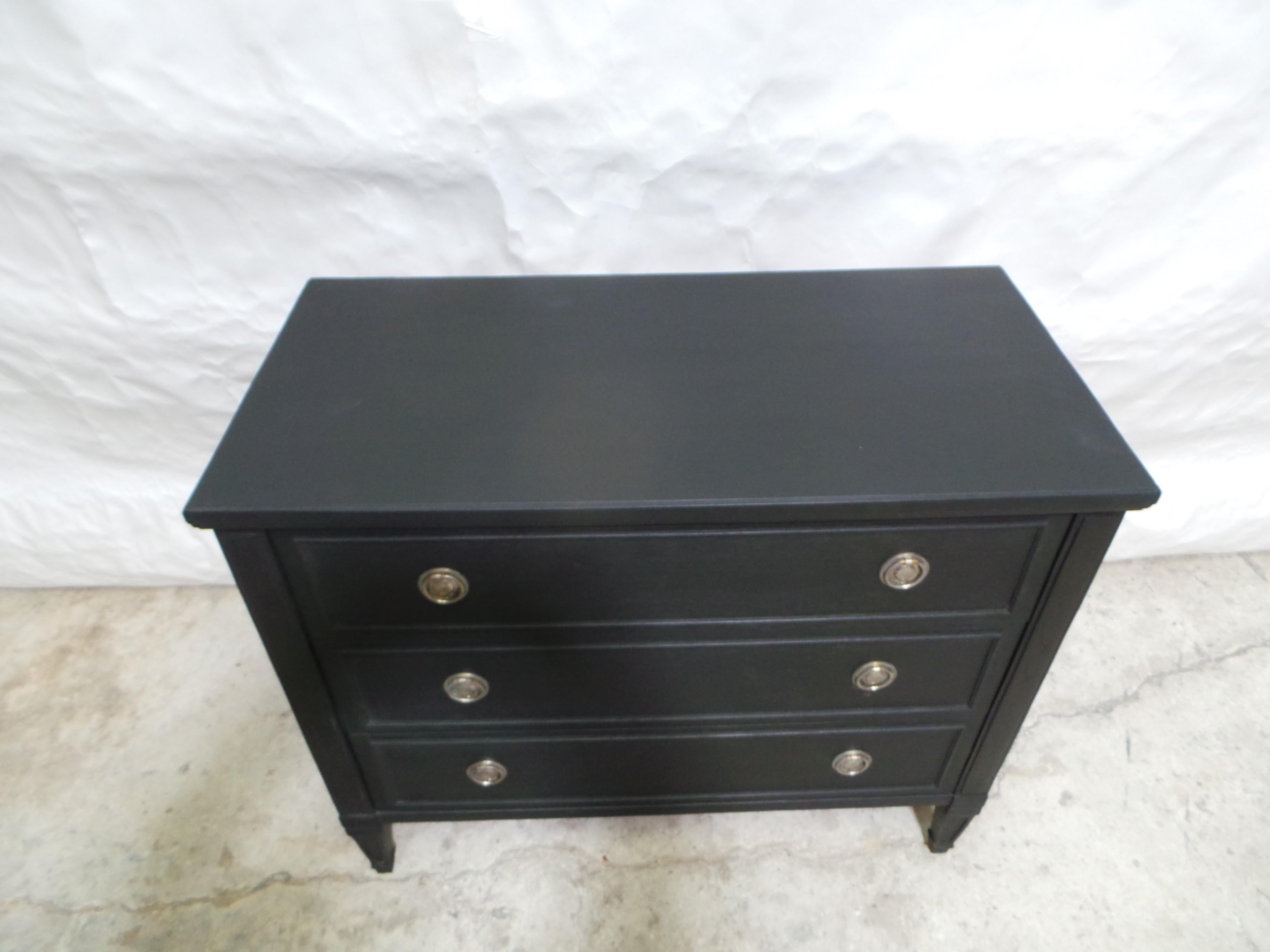 Si tratta di una cassettiera svedese a 3 cassetti in stile gustaviano, unica nel suo genere. è stata restaurata e ridipinta con la vernice Milk Paints 