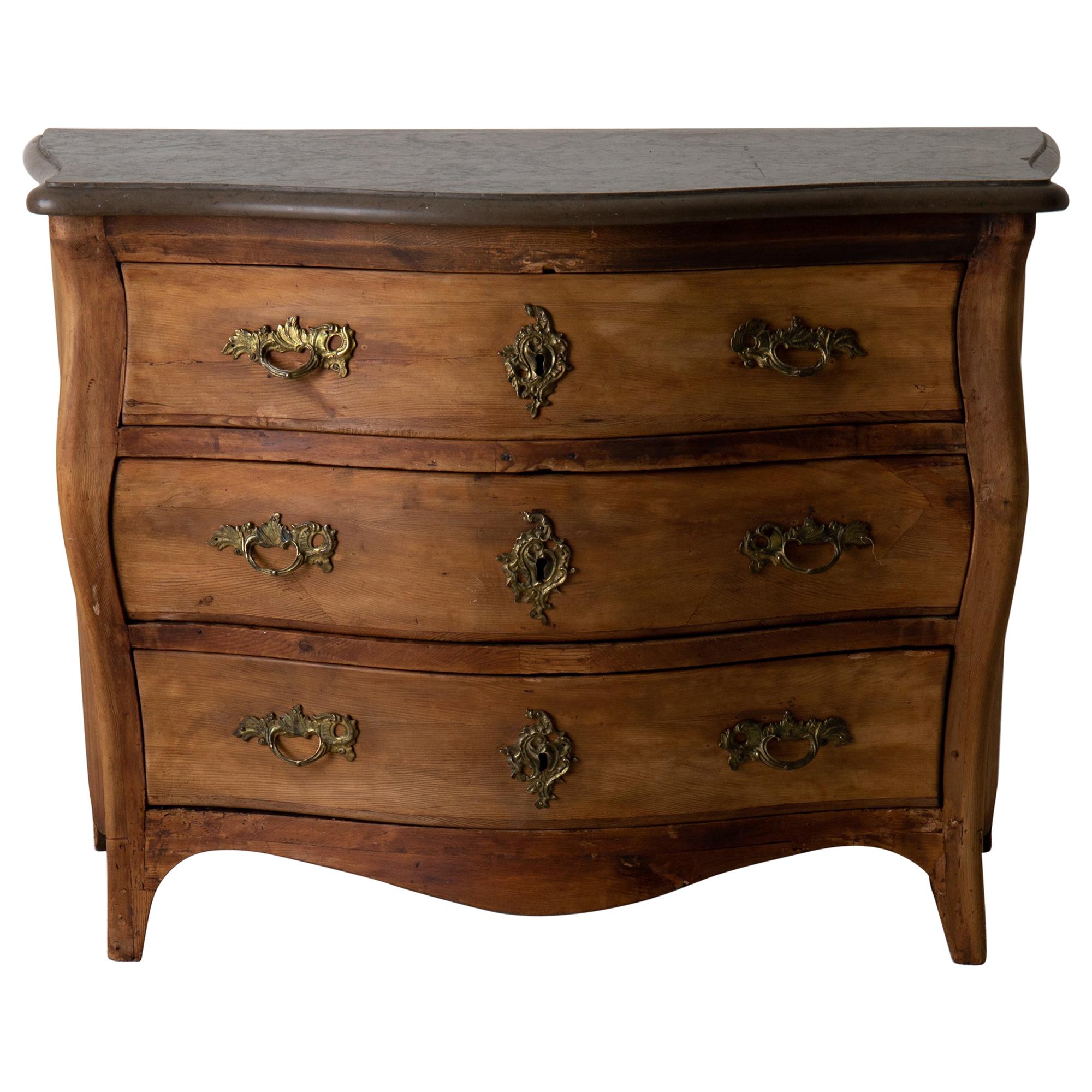 Commode Rococo suédois 1750-1775 Finition brute Suède