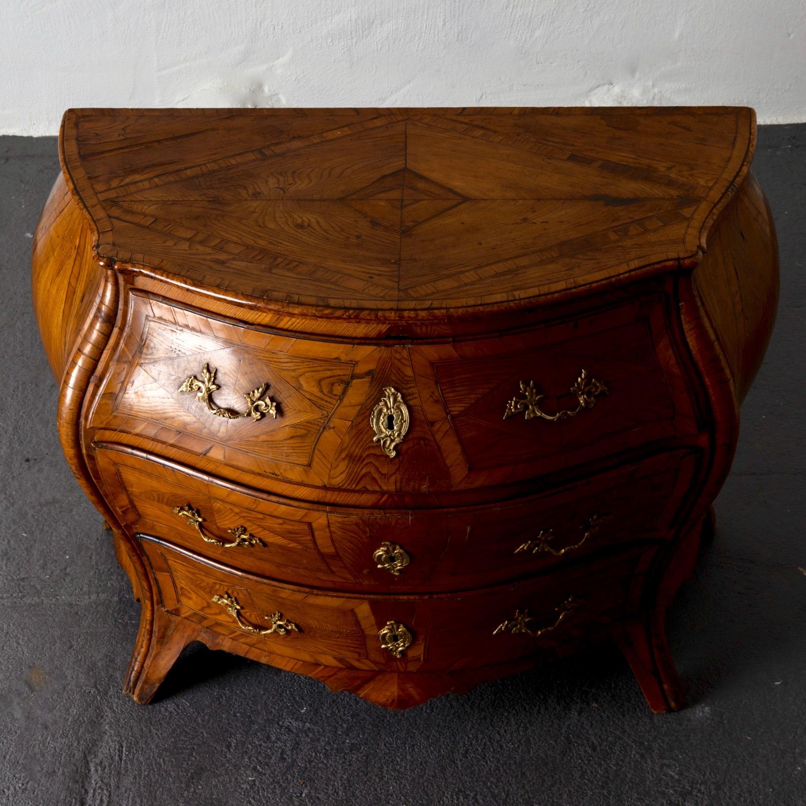 Chest of Drawers Swedish Rococo Light Wood, Sweden In Good Condition For Sale In New York, NY