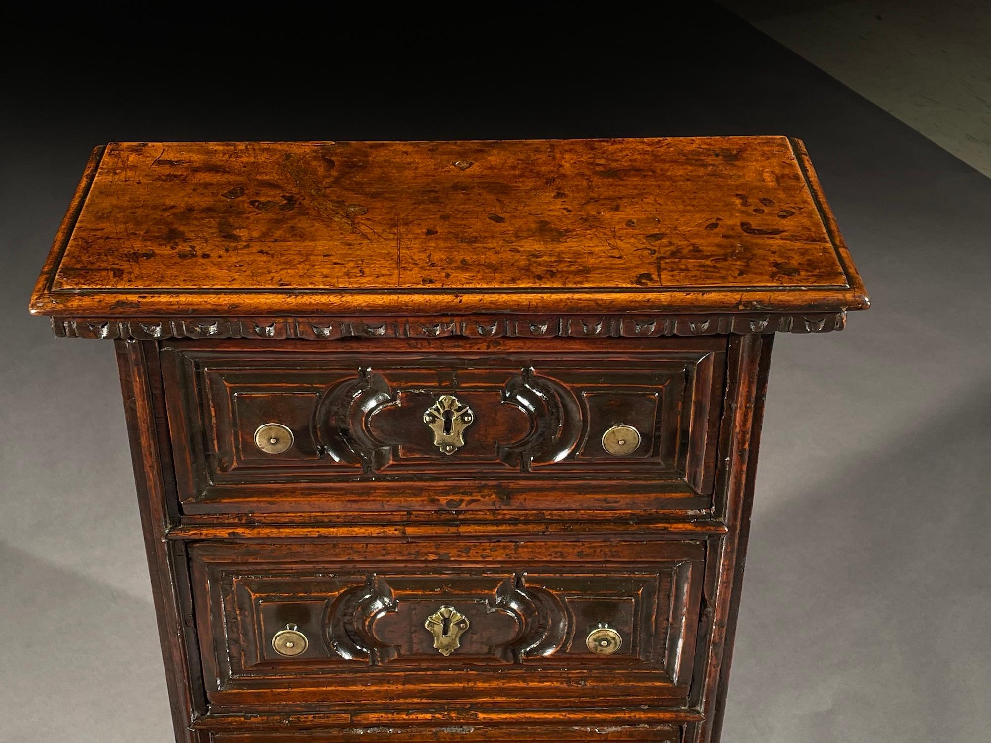 Chest of Drawers Table Kneeler Inginocciatoio Walnut Venice Rule Carved Baroque For Sale 4