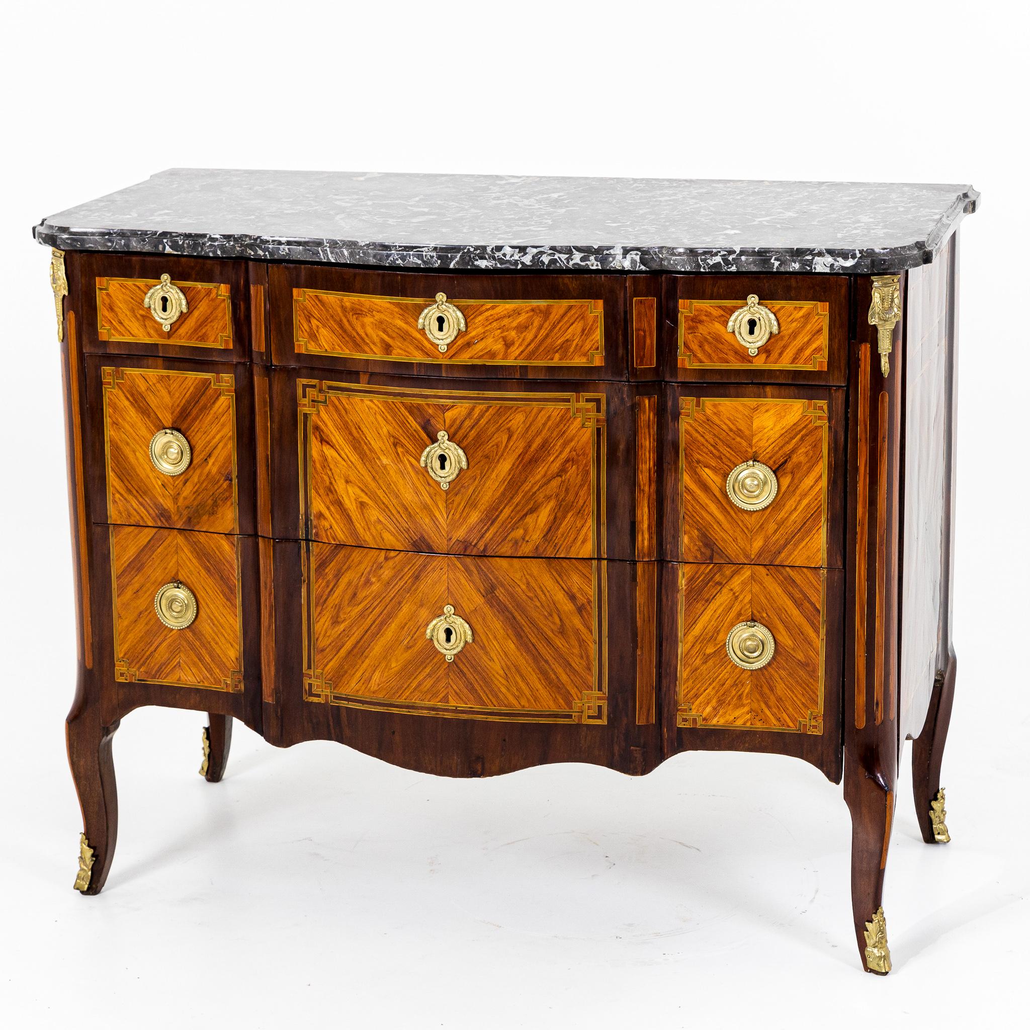 Chest of drawers standing on s-shaped legs with five drawers, curved frame and gray-white marble top. The body is veneered on all sides and decorated with framing band inlays.