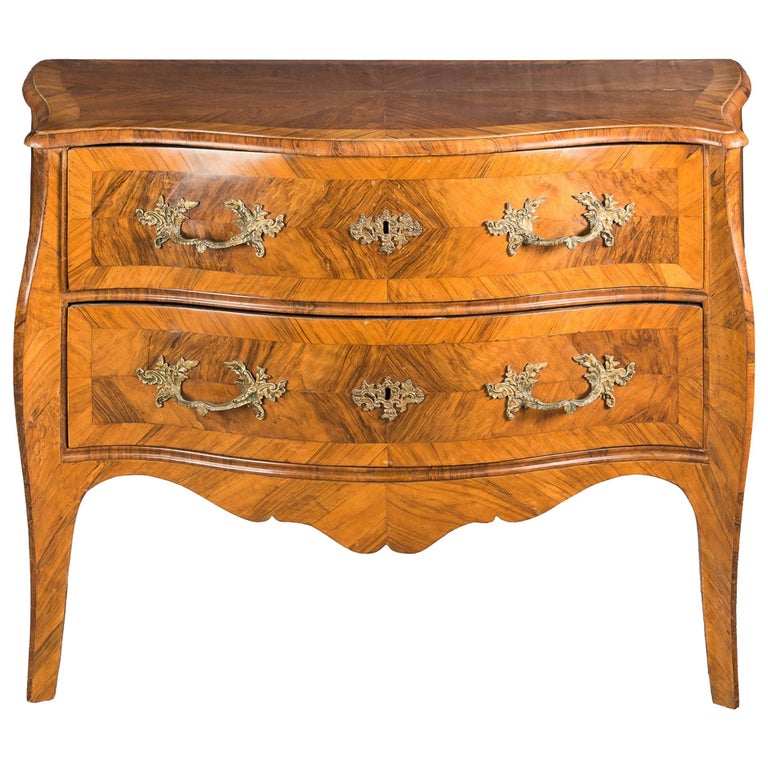 Italian chest of drawers. Genoa, 18th century Italy veneered walnut