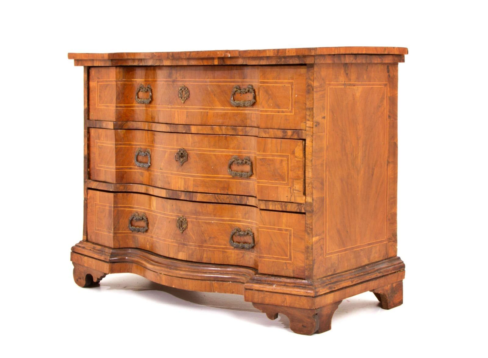 Commode Veneto ( Italie ) 18ème siècle
Commode à double mouvement en façade en bois marqueté, plaqué en bruyère et fileté. 
Vénétie. XVIIIe siècle

Dimensioni

85x115x54 cm ca.
très bonne condition