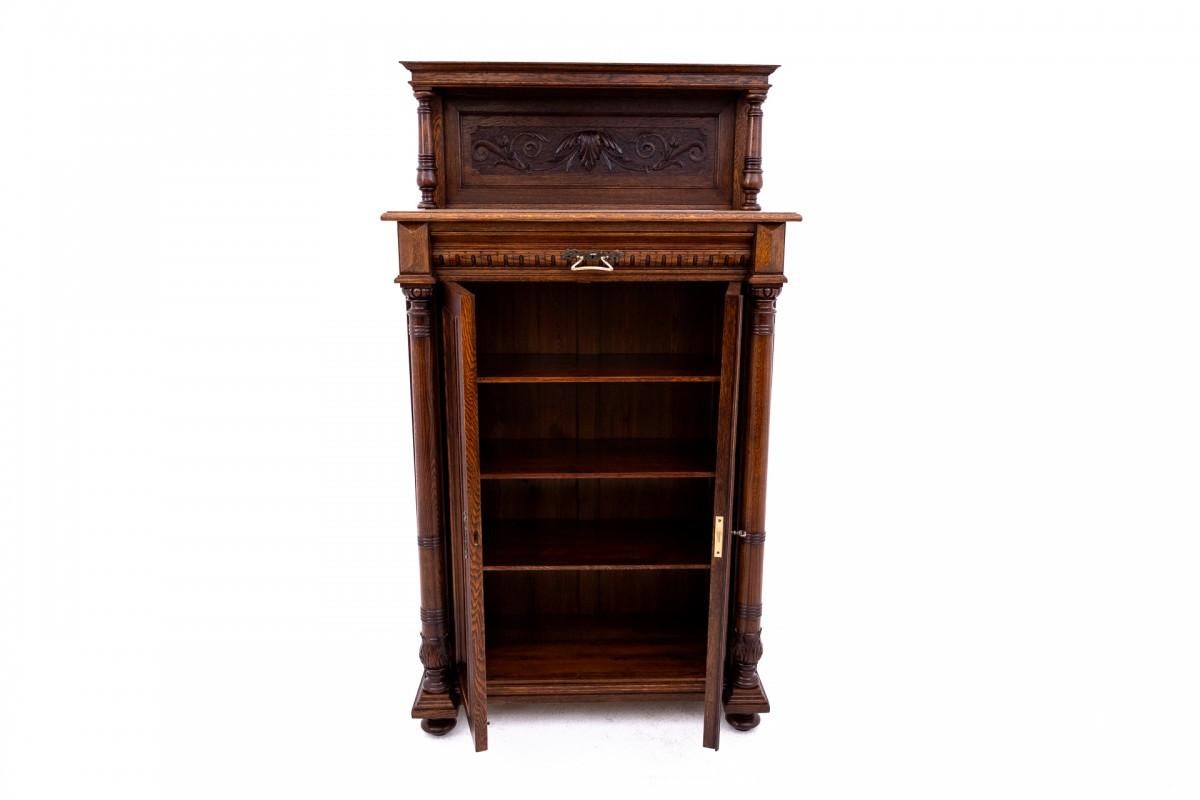 Antike Vertiko-Kommode aus der Zeit um 1900, Westeuropa.

Möbel in sehr gutem Zustand, nach professioneller Renovierung.

Abmessungen: Höhe 180 cm / Breite 100 cm / Tiefe 52 cm