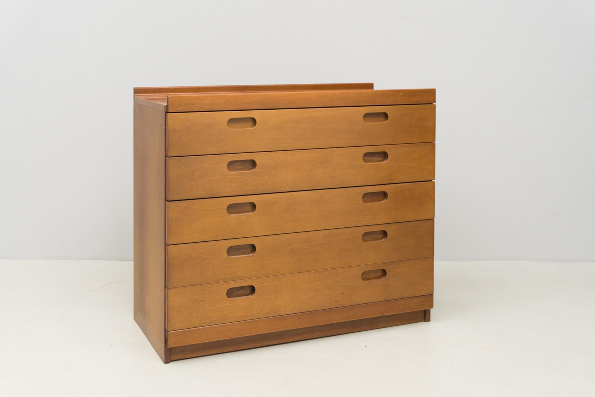 Chest of drawers made of solid walnut and laminated wood. Five drawers with elegant sunk in handles.
Designed by Tito Agnoli and manufactured by Meltoni in Italy.
 


