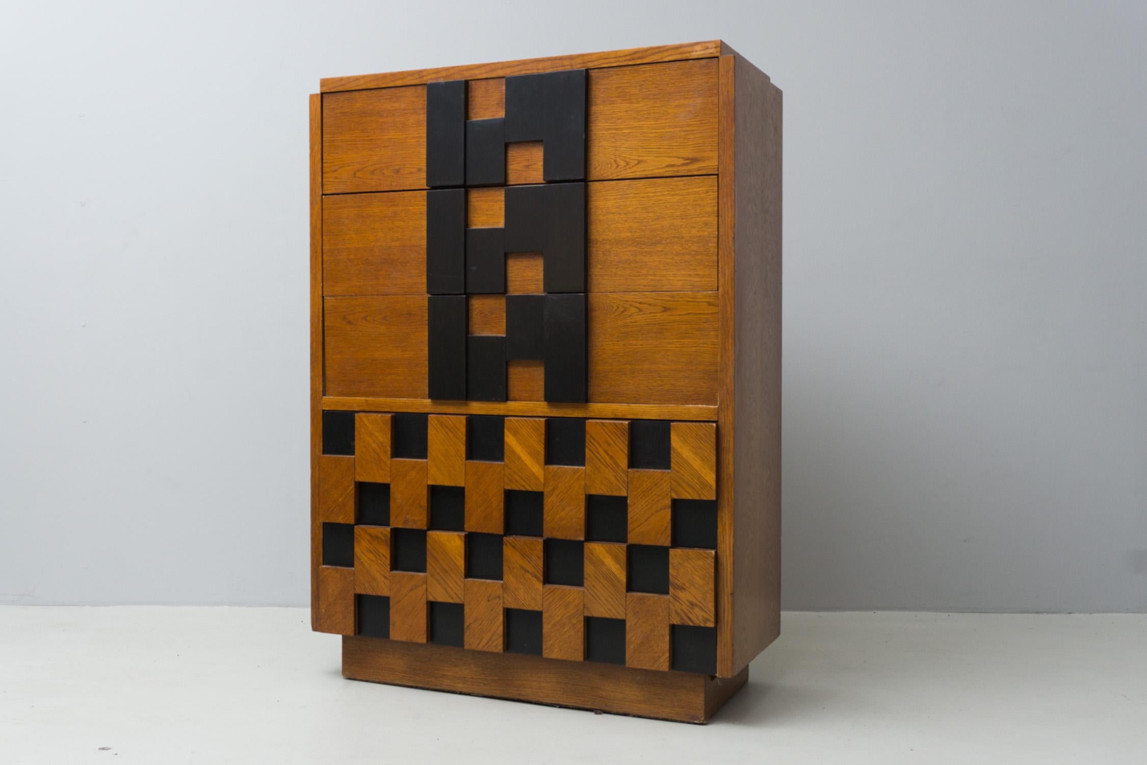 This eccentric and elegant chest of drawers is made of walnut veneered wood and is partially lacquered in black.
Designed by an unknown designer, stamped in drawer 'Lane Altavista Virginia', Ca. 1965.