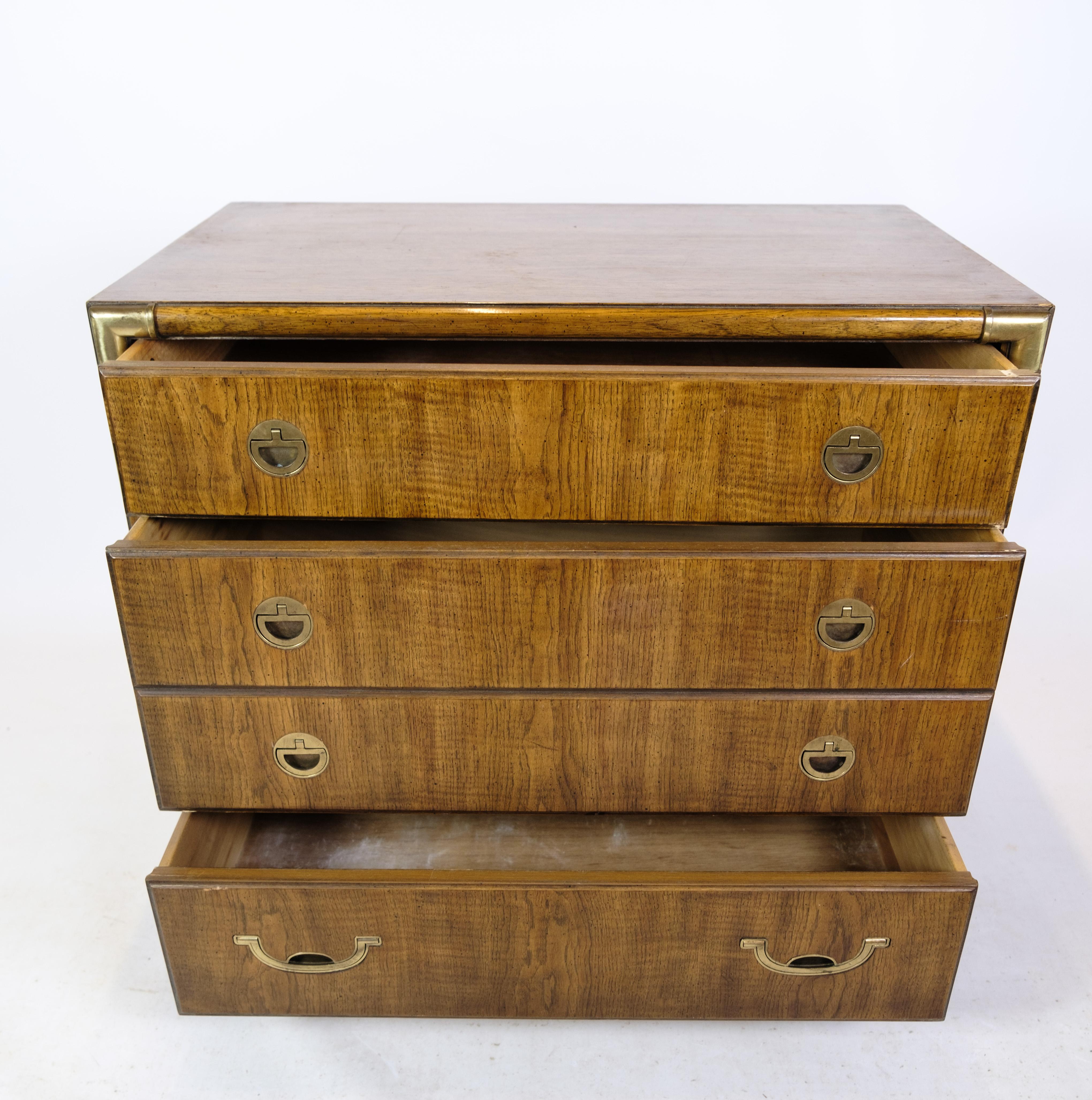 Commode américaine à 4 tiroirs avec poignées en laiton, datant des années 1920, fabriquée par Drexel furniture company, Caroline du Nord
Dimensions en cm : H:76 L:80 P:48.5