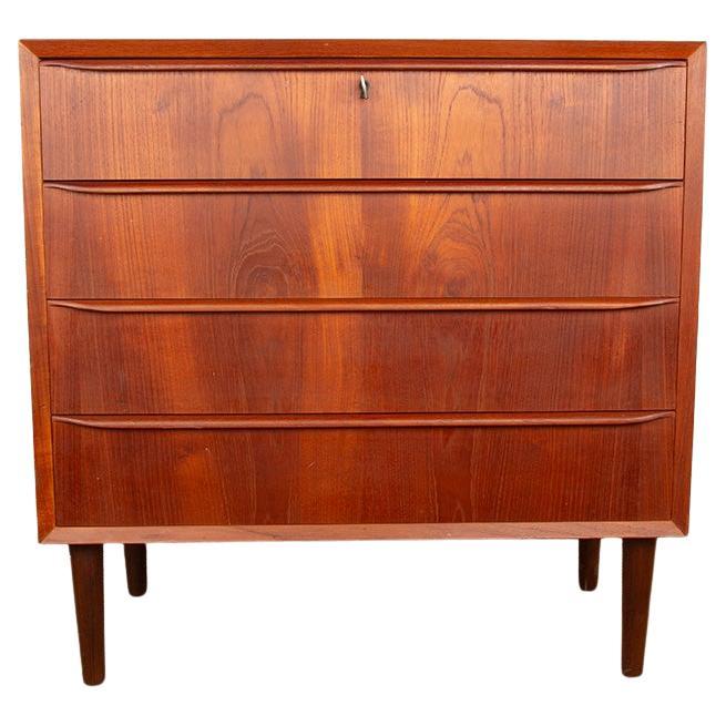 Chest of drawers with 4 drawers, in teak, Denmark 1960s. For Sale