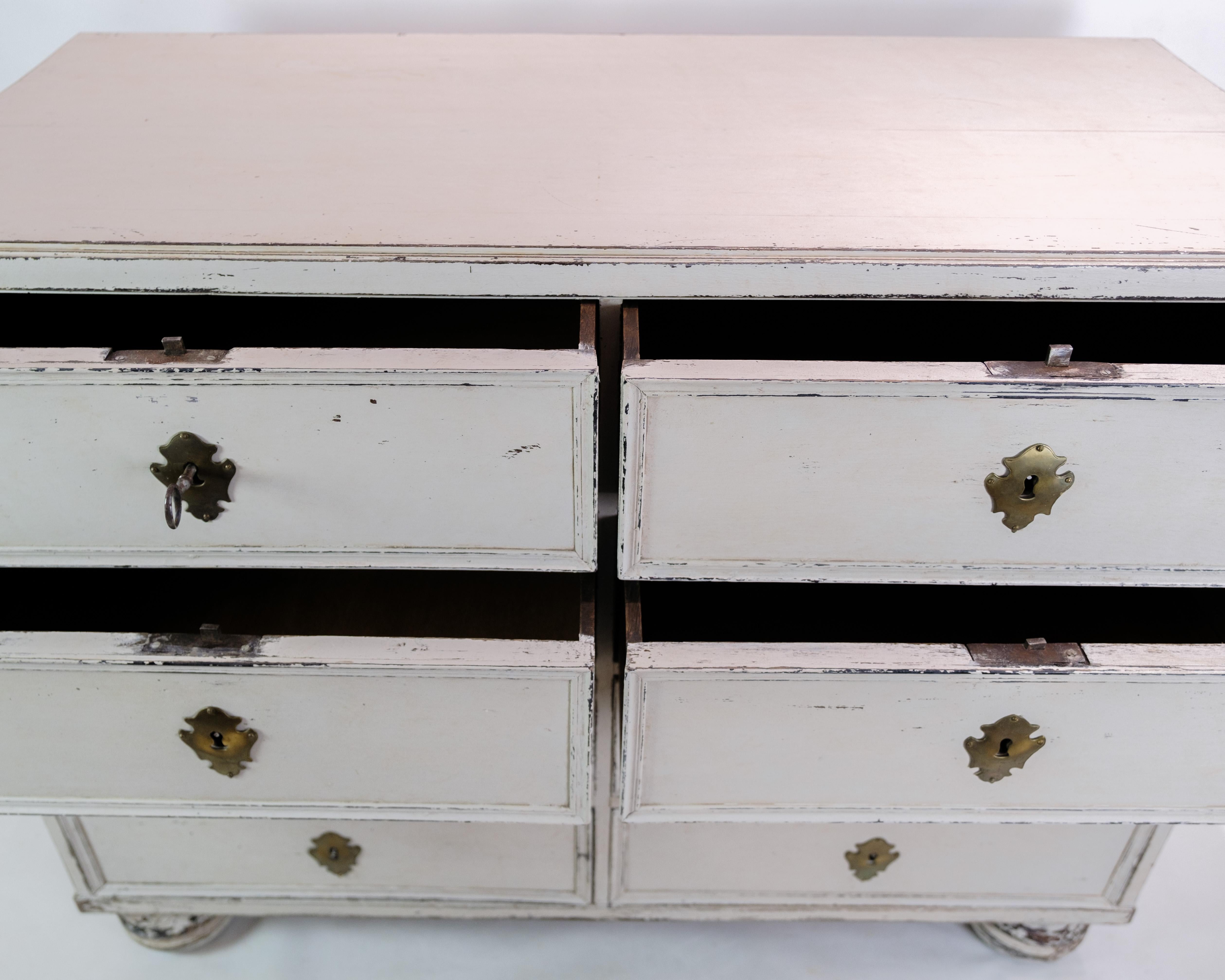 Dive into the past with this Swedish chest of drawers in the enchanting Gustavian style from around the 1780s. The subtle design, characterized by the simple elegance of the period, creates an atmosphere of historical sophistication. Every curve and