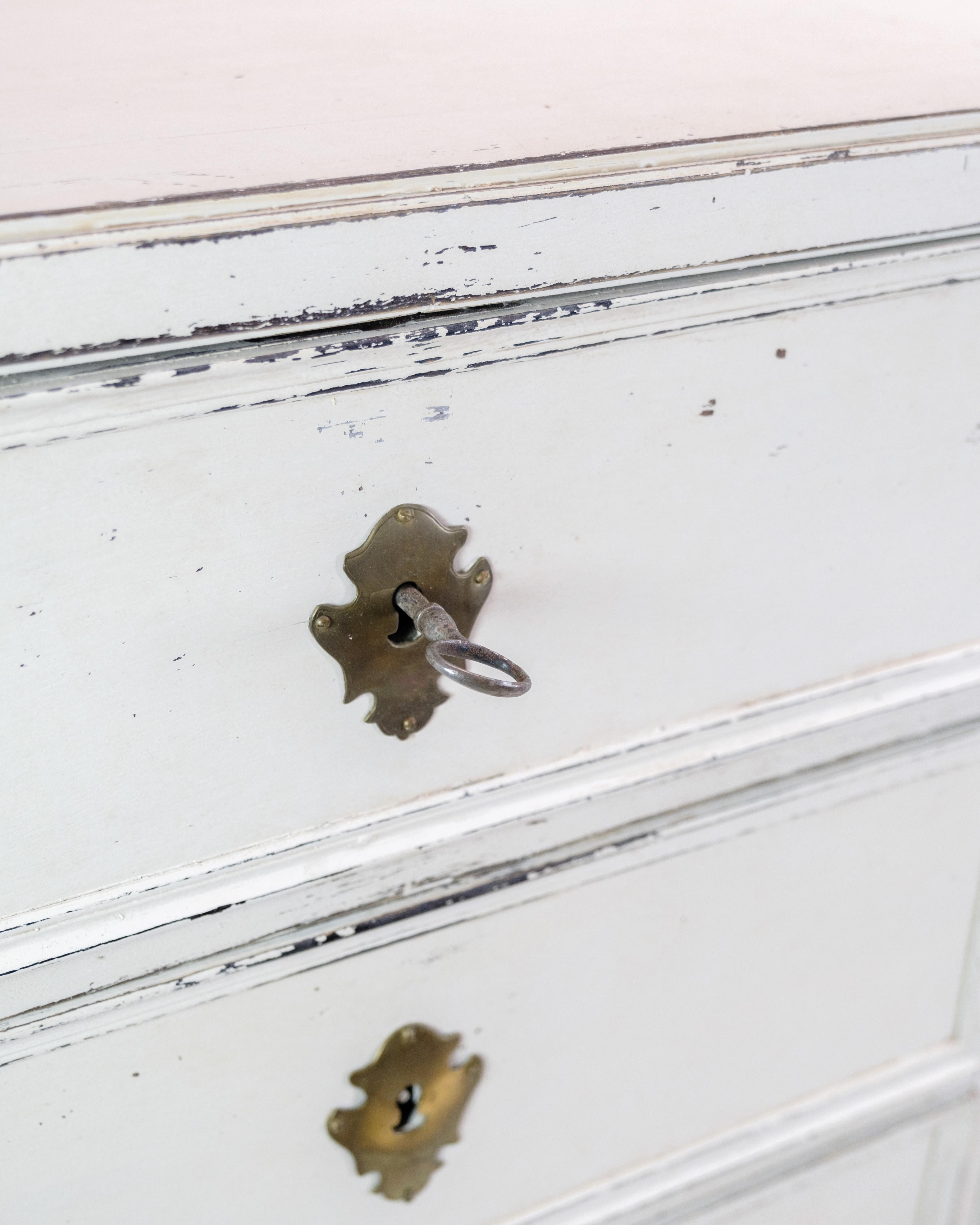 Chest of drawers With 8 Drawers Inspired By The Gustavian style From 1780s For Sale 1