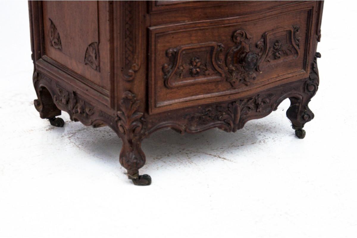 Antique chest of drawers - bedside table from the beginning of the 20th century.

Dimensions: height 98 cm / width 49 cm / depth. 42 cm.