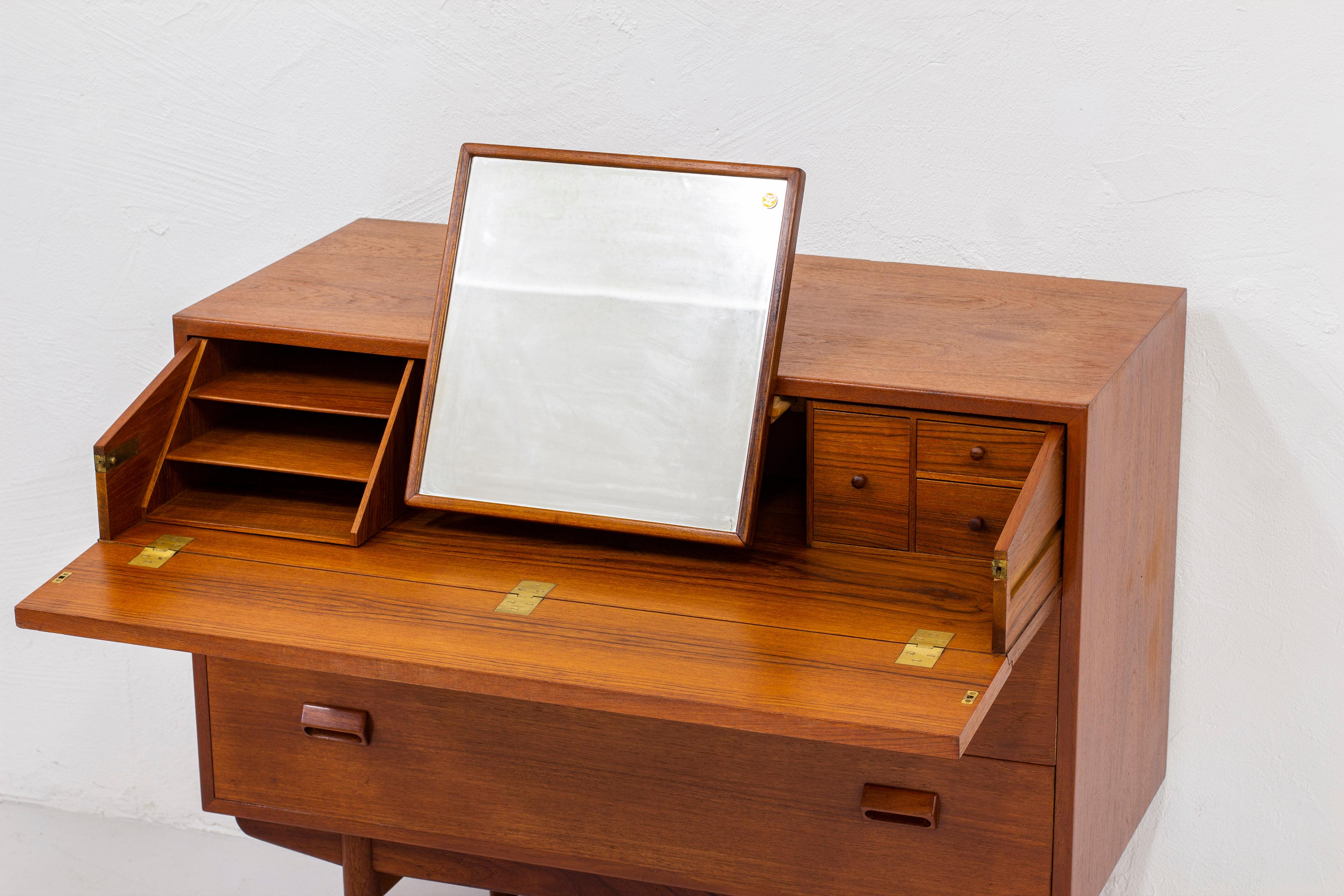 Mid-20th Century Chest of Drawers with Built in Vanity Dresser by Børge Mogensen, Teak, 1950s