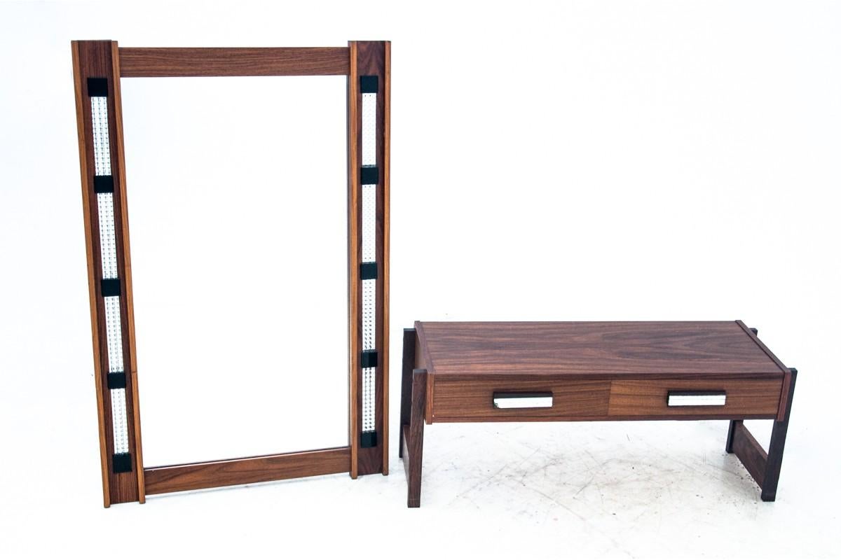 Un set di specchi con cassettiera degli anni '60. I mobili provengono dalla Danimarca.

Dimensioni:

Specchio: altezza 118 cm / larghezza 77 cm

Cassettiera: altezza 40 cm / larghezza 101 cm / profondità. 35 cm