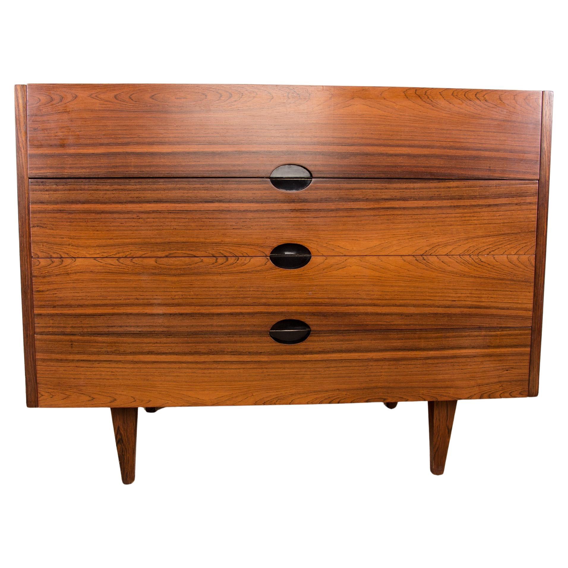 Superba grande toletta/cassettiera in stile scandinavo, molto elegante e funzionale. Presenta tre ampi cassetti con maniglie laccate nere nella parte inferiore e, nella parte superiore, un cassetto che si solleva per rivelare, grazie a un ingegnoso