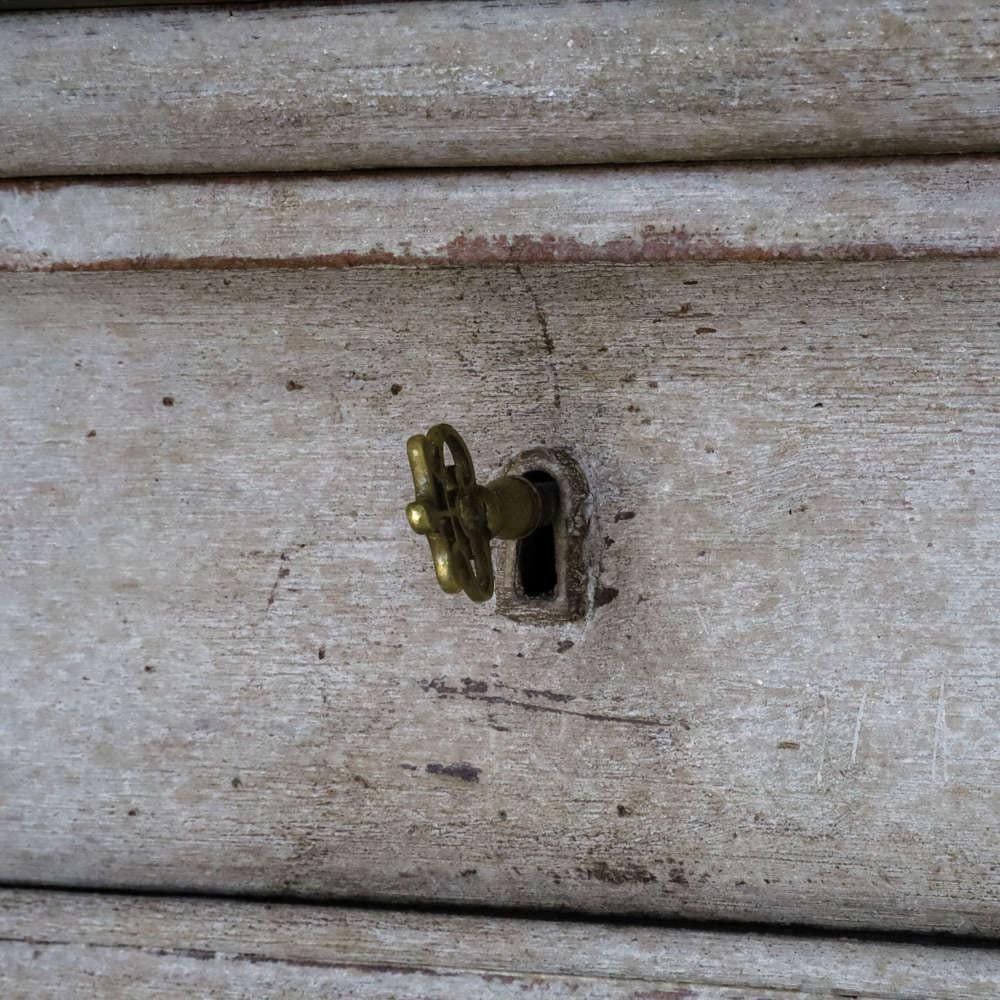 Cassettiera con piano in marmo originale in vendita 6