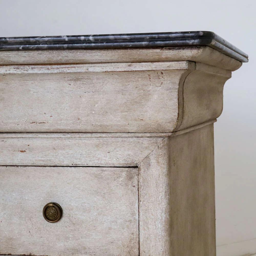 Francese Cassettiera con piano in marmo originale in vendita