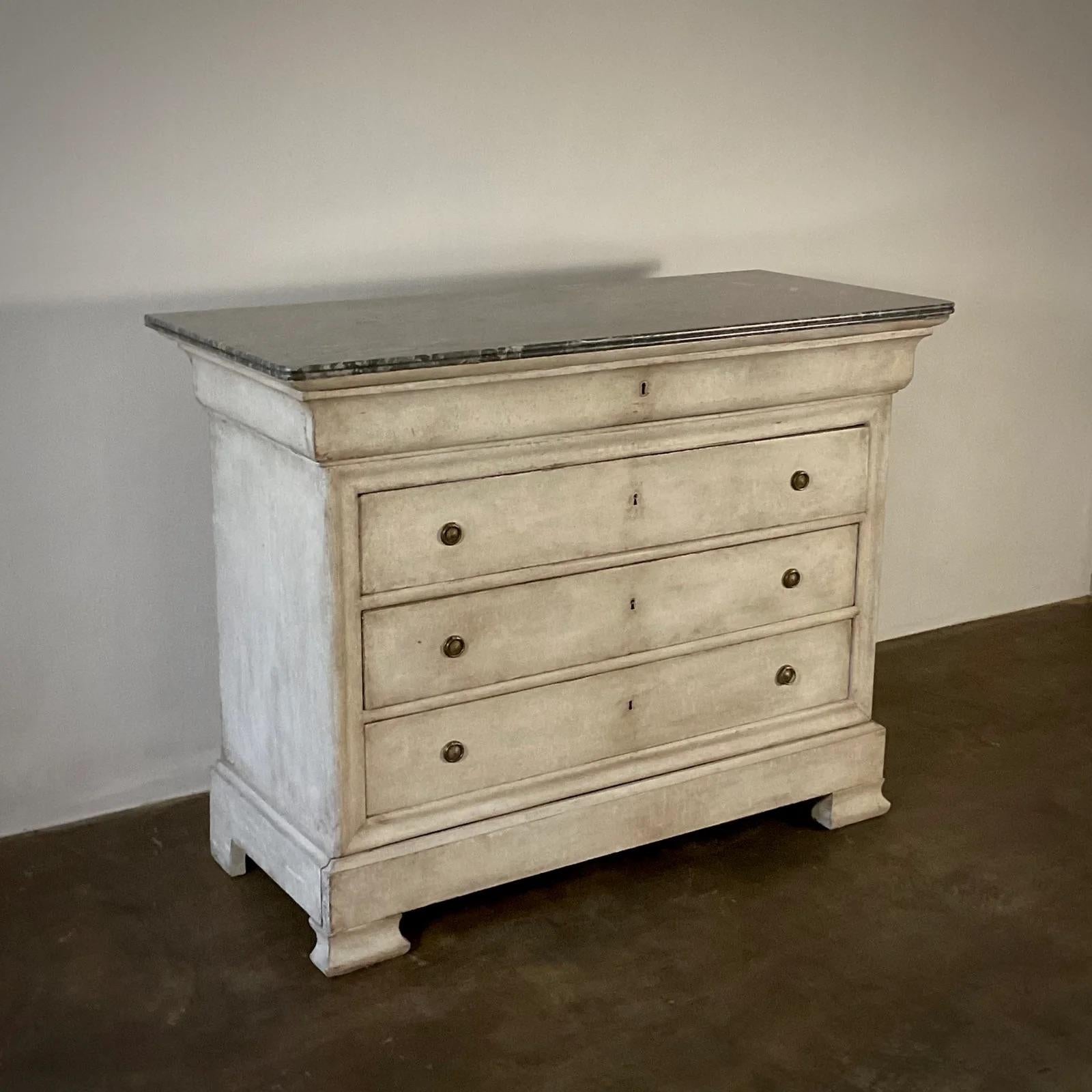 Cassettiera con piano in marmo originale in vendita 1