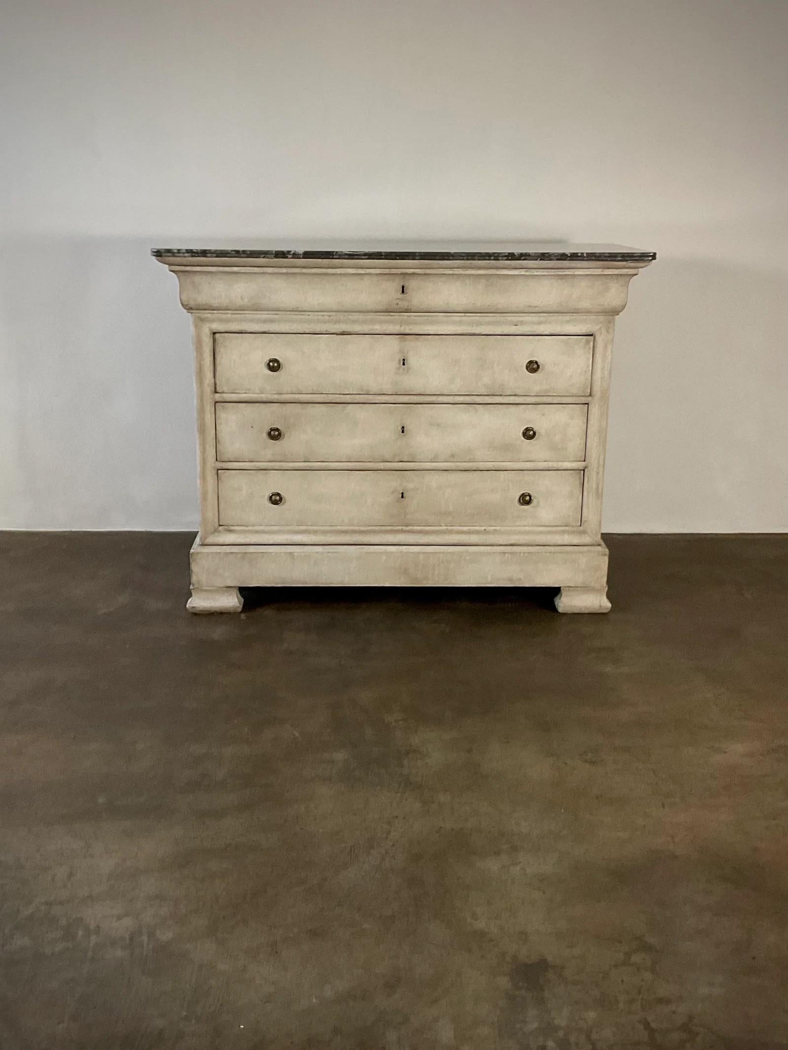 Cassettiera con piano in marmo originale in vendita 2