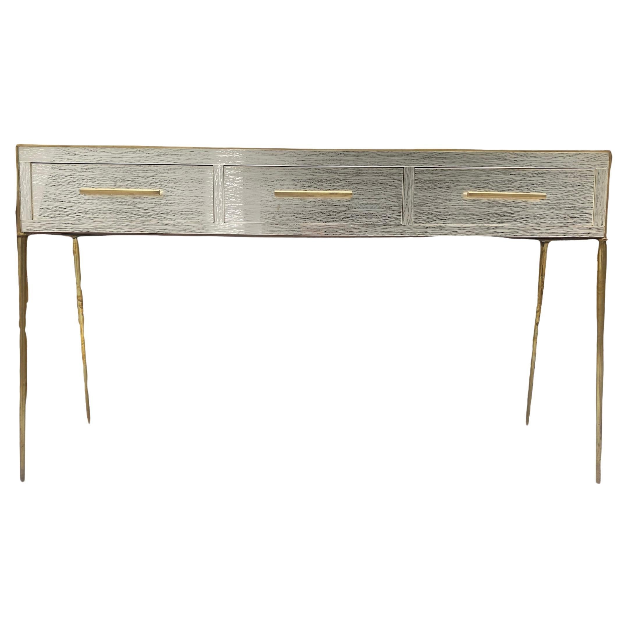 Commode avec plateau en résine et laiton en vente