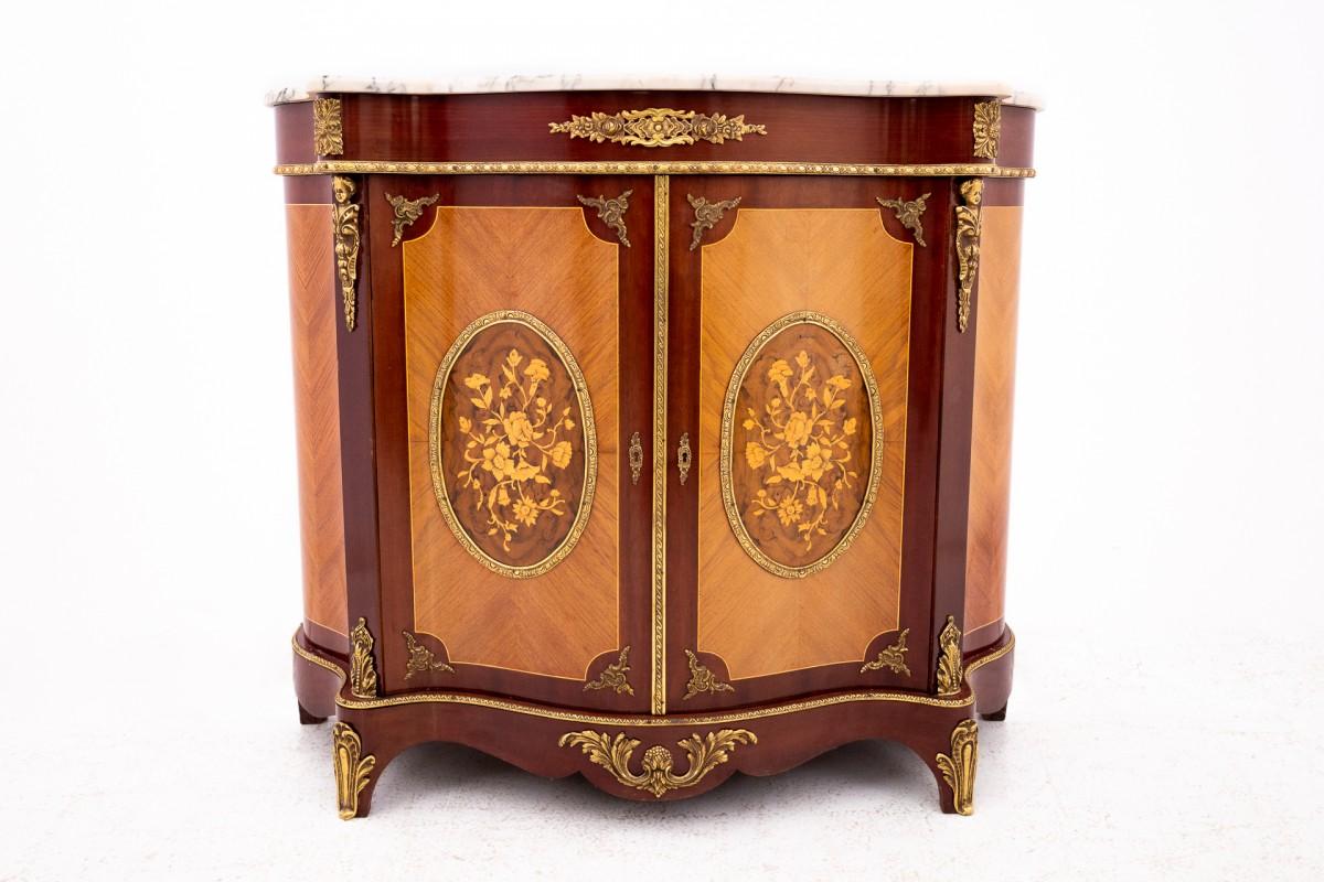 Cassettiera con piano in pietra della prima metà del XX secolo, Europa occidentale.

Dimensioni: altezza 99 cm / larghezza 115 cm / profondità 42 cm