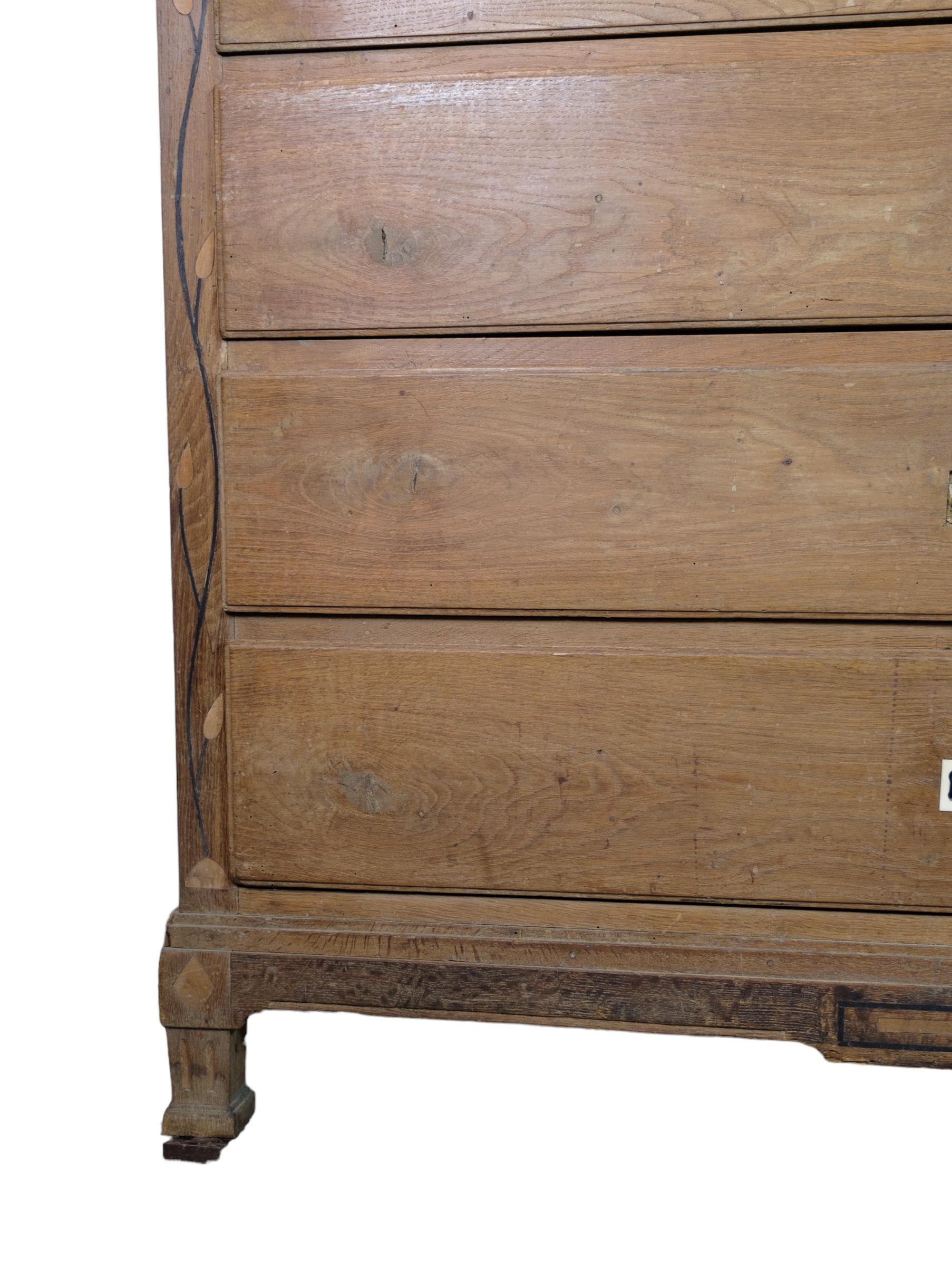 Frisian-style oak chest of drawers with 2 doors and 5 drawers from around the 1820s.
Measurements in cm: H:218 W:115.5 D:52