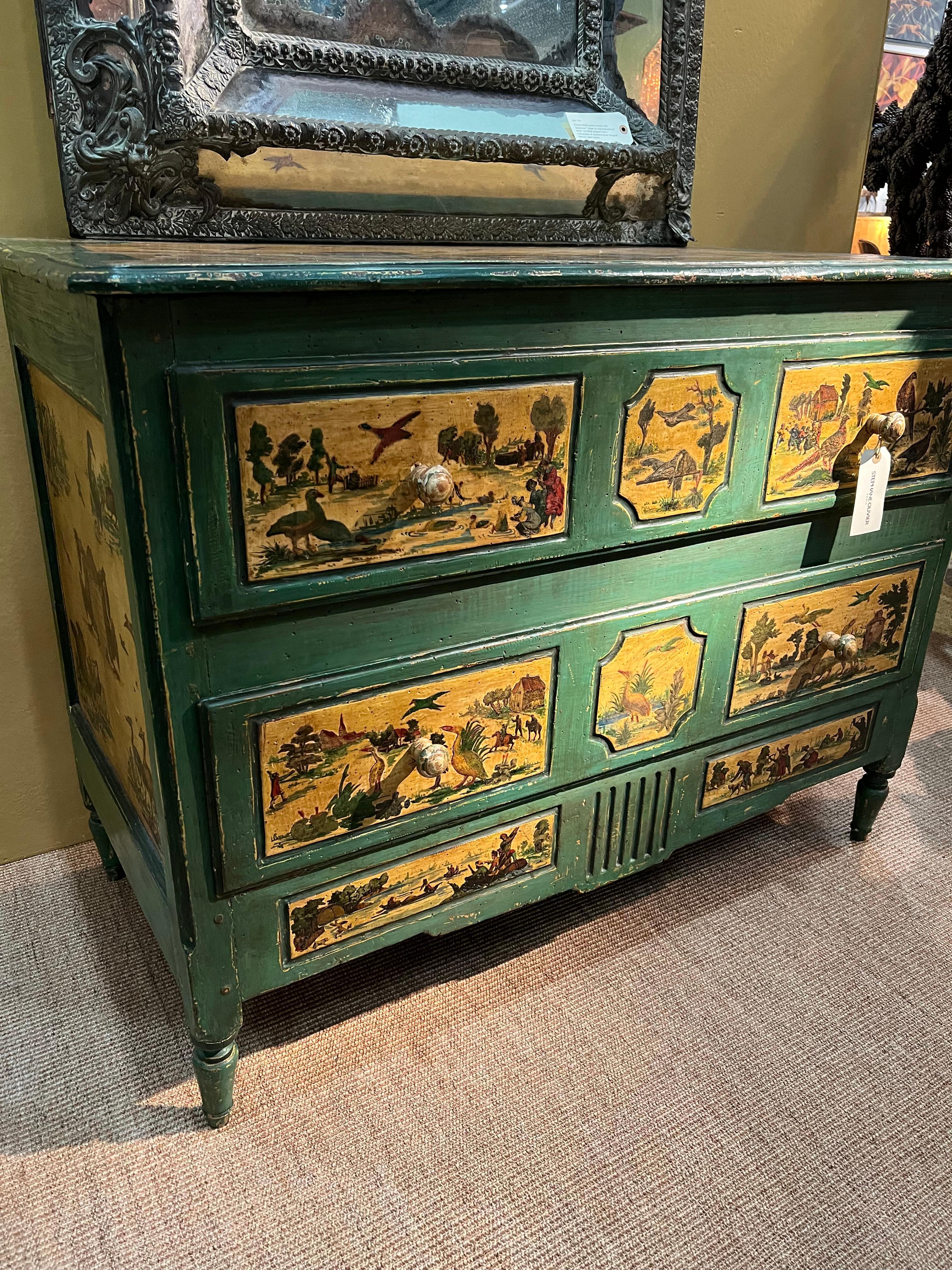 Vero e proprio testamento dell'arte decorativa francese, questa squisita commode in stile Luigi XVI del XIX secolo mette in mostra la delicata bellezza dell'Arte Povera. Con il suo elegante legno laccato policromo, questo pezzo è ornato da