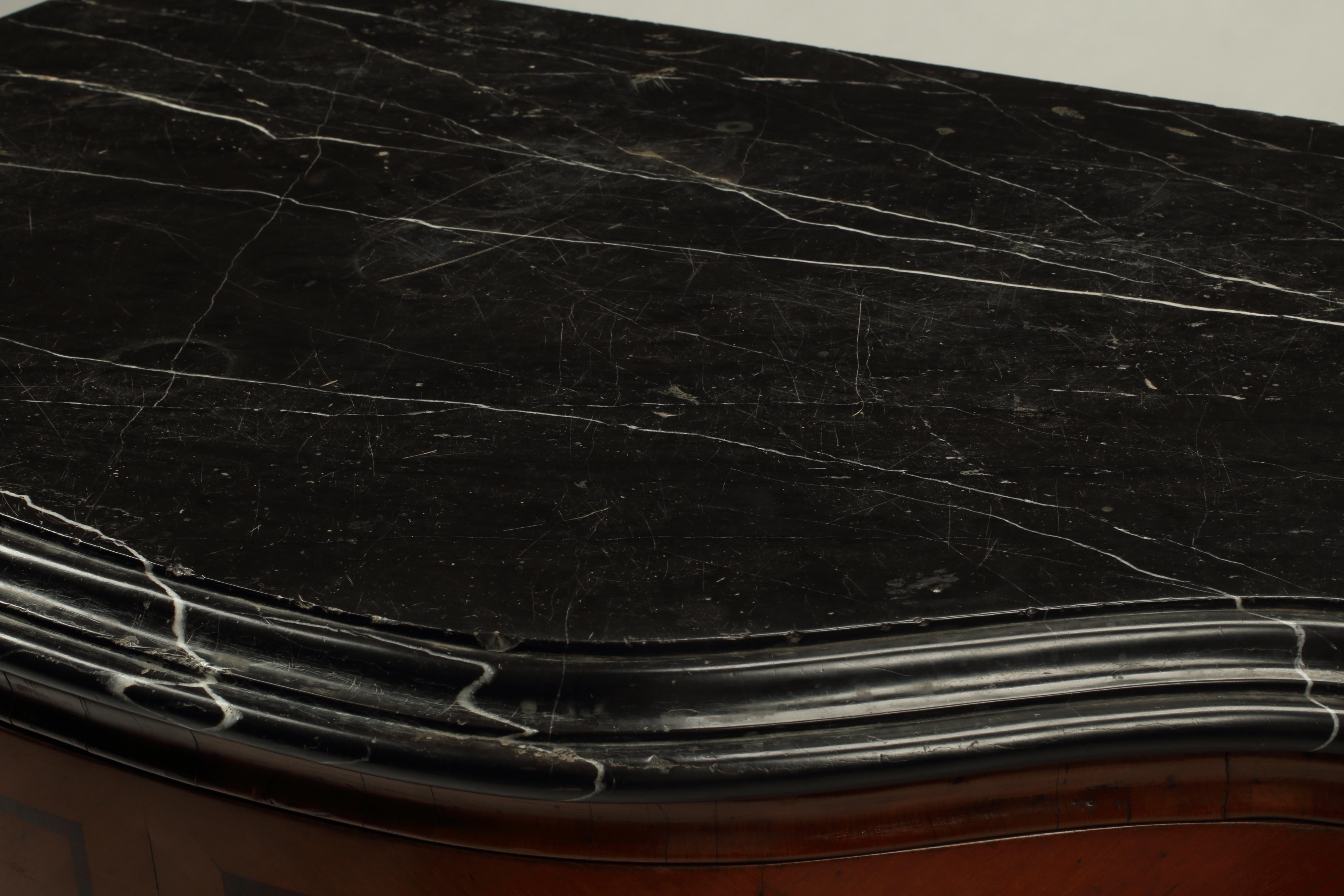 Svizzero Cassettiera con intarsi in Wood e piano in marmo nero, Svizzera, XVIII secolo in vendita