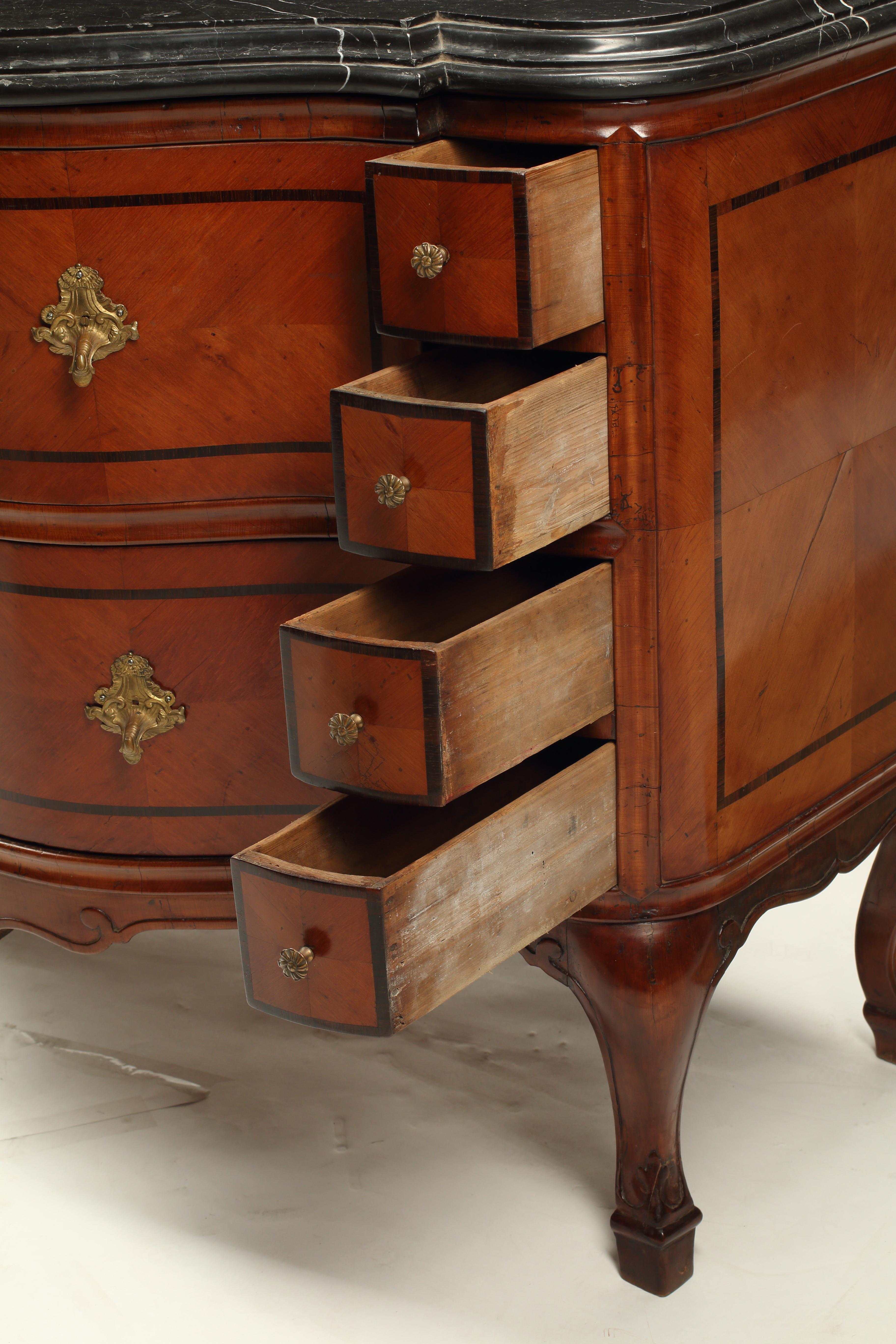 Fino al XVIII secolo Cassettiera con intarsi in Wood e piano in marmo nero, Svizzera, XVIII secolo in vendita