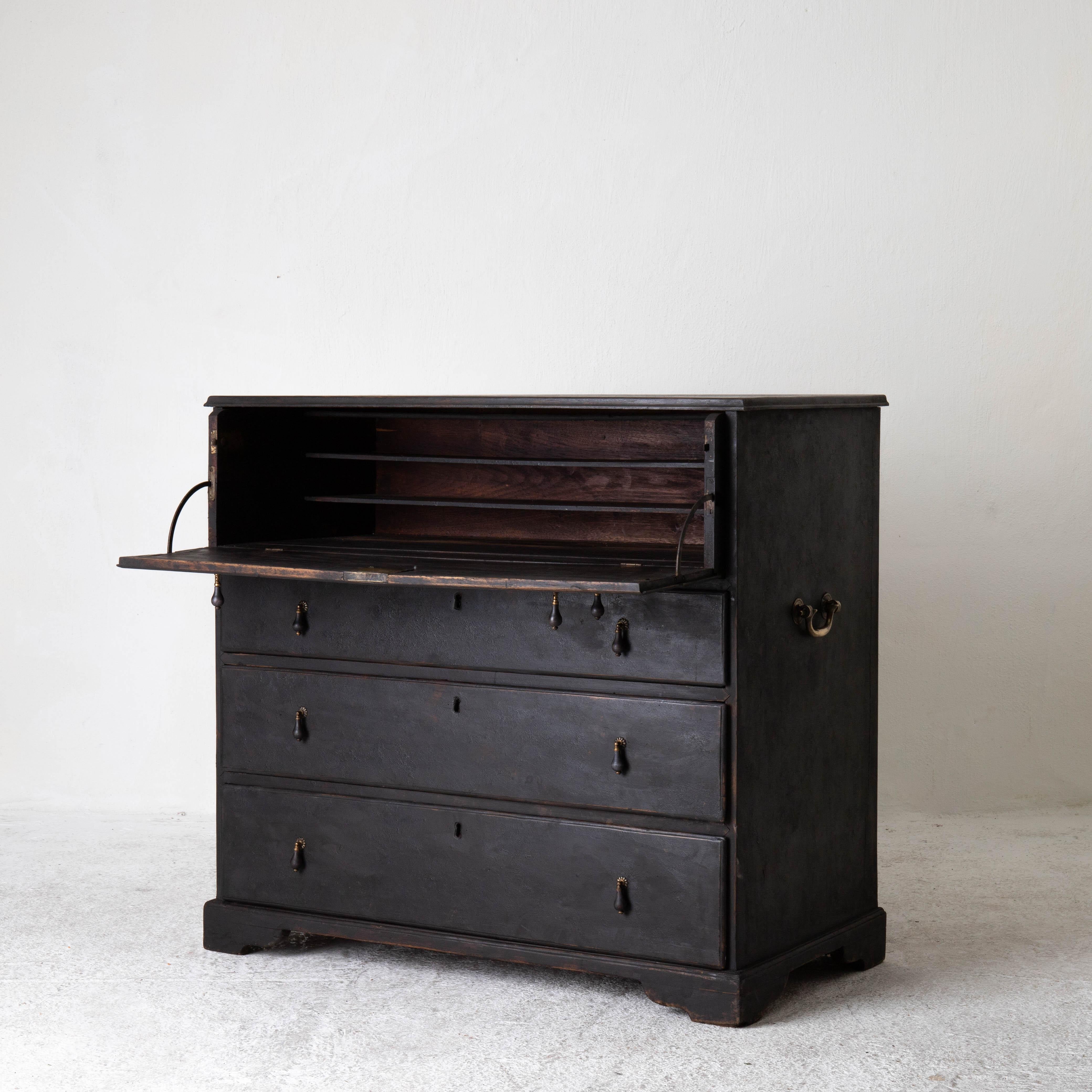 Chest of drawers writing desk top black English 18th century England. A chest of drawers with the two top drawers opening up to be a writing desk. Refinished in black matt finish. Contemporary hardware in black wood and brass. Total of 5 drawers. 3
