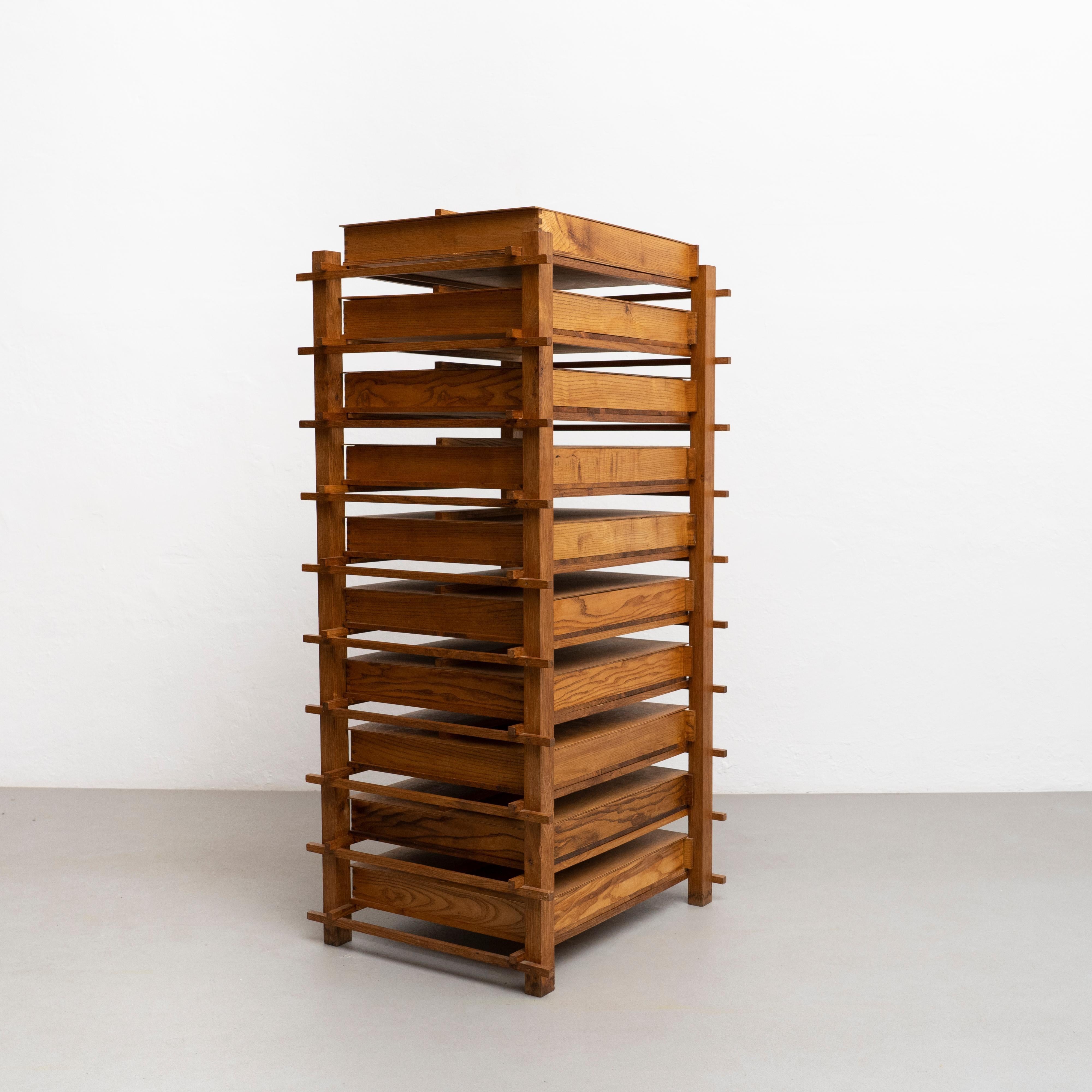 Cassettone in legno con 10 cassetti.    Realizzato su disegno di Gerrit Rietveld, circa 1970    In buone condizioni originali, con lievi segni di usura dovuti all'età e all'uso, conserva una bella patina.    Materiali:  Legno.