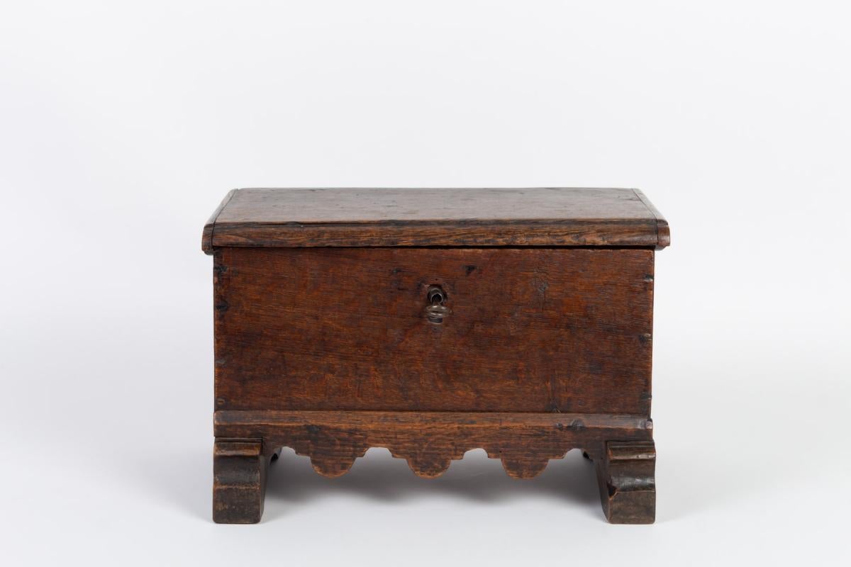 17th century oak chest with its key

Measures: H 25cm, W 37cm, D 23cm.