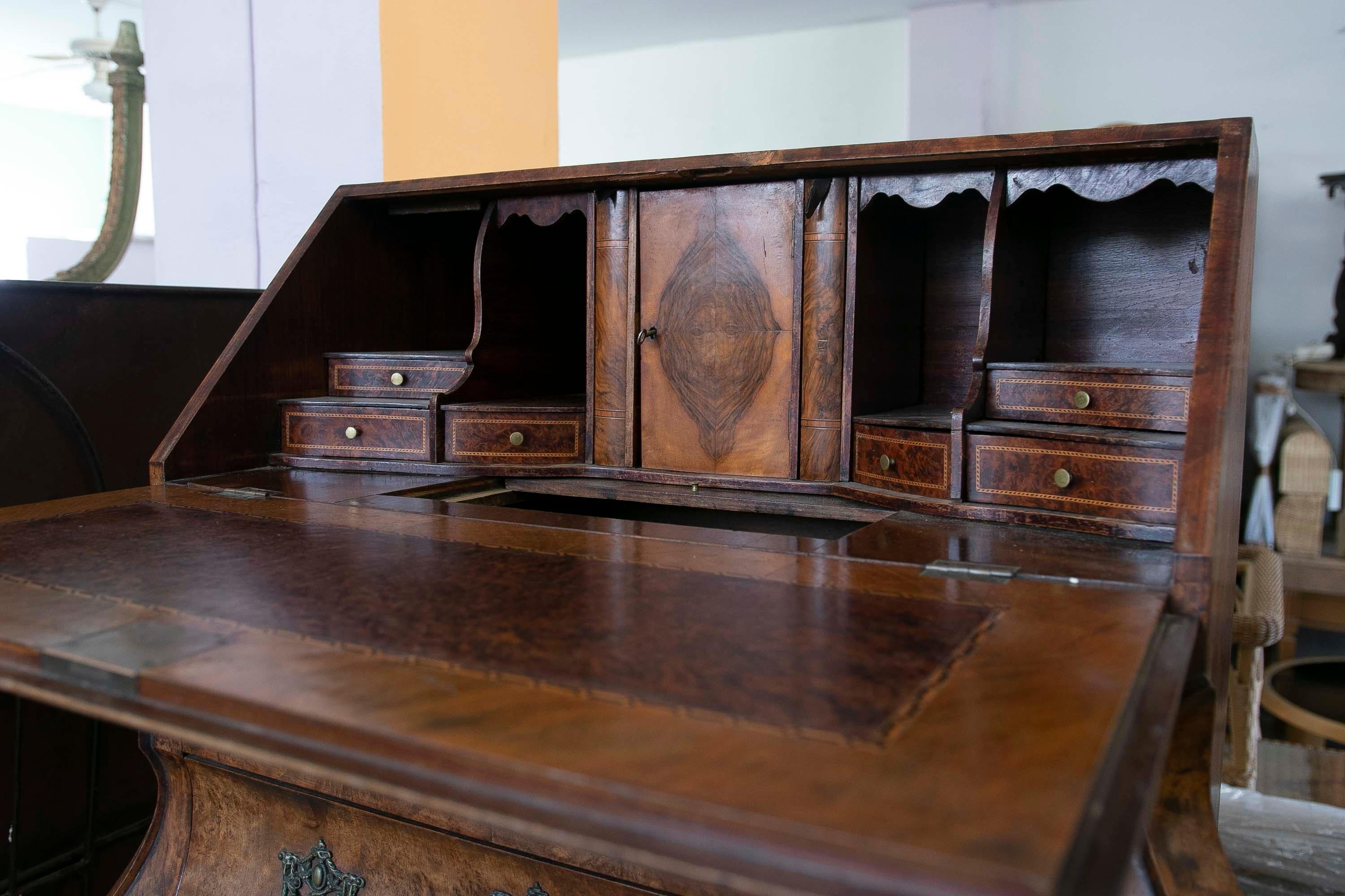 Kommode mit drei Schubladen, Schreibtisch, Krallenfüßen und Griffen aus Bronze im Zustand „Gut“ im Angebot in Marbella, ES