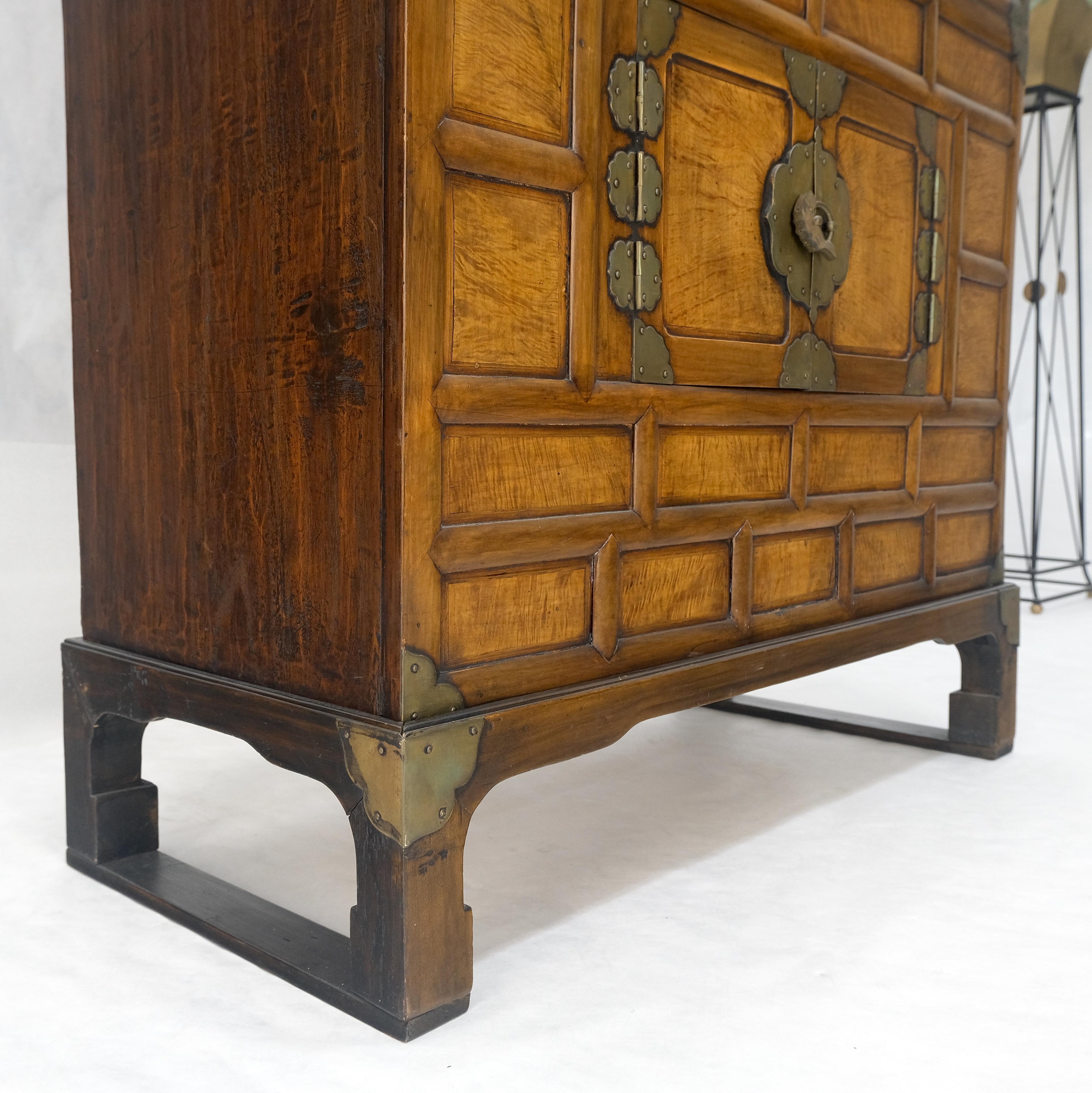 Commode à deux parties Asian Campaigner Style Armoire à deux portes Dresser Storage en vente 8