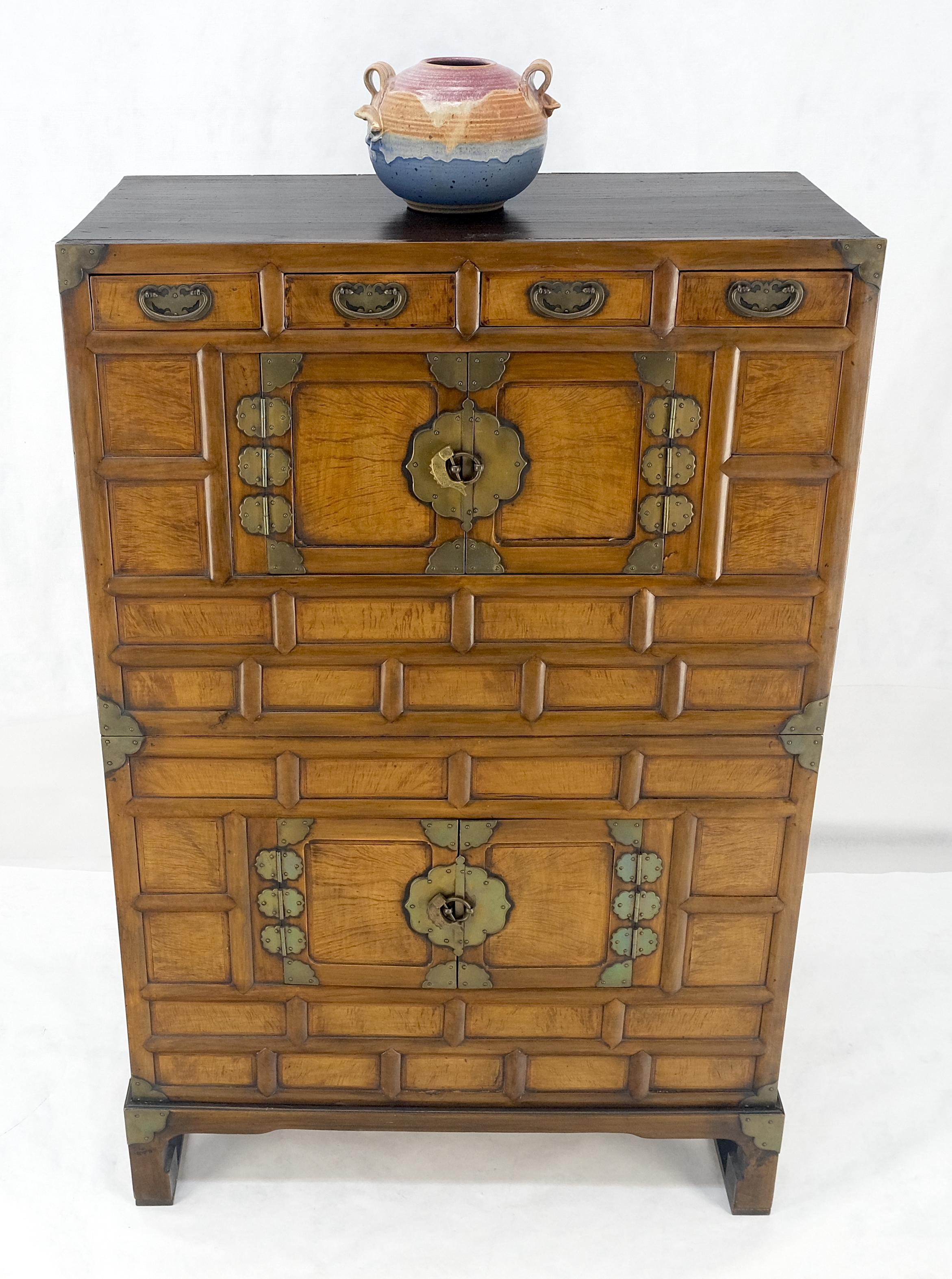 Commode à deux parties Asian Campaigner Style Armoire à deux portes Dresser Storage en vente 10