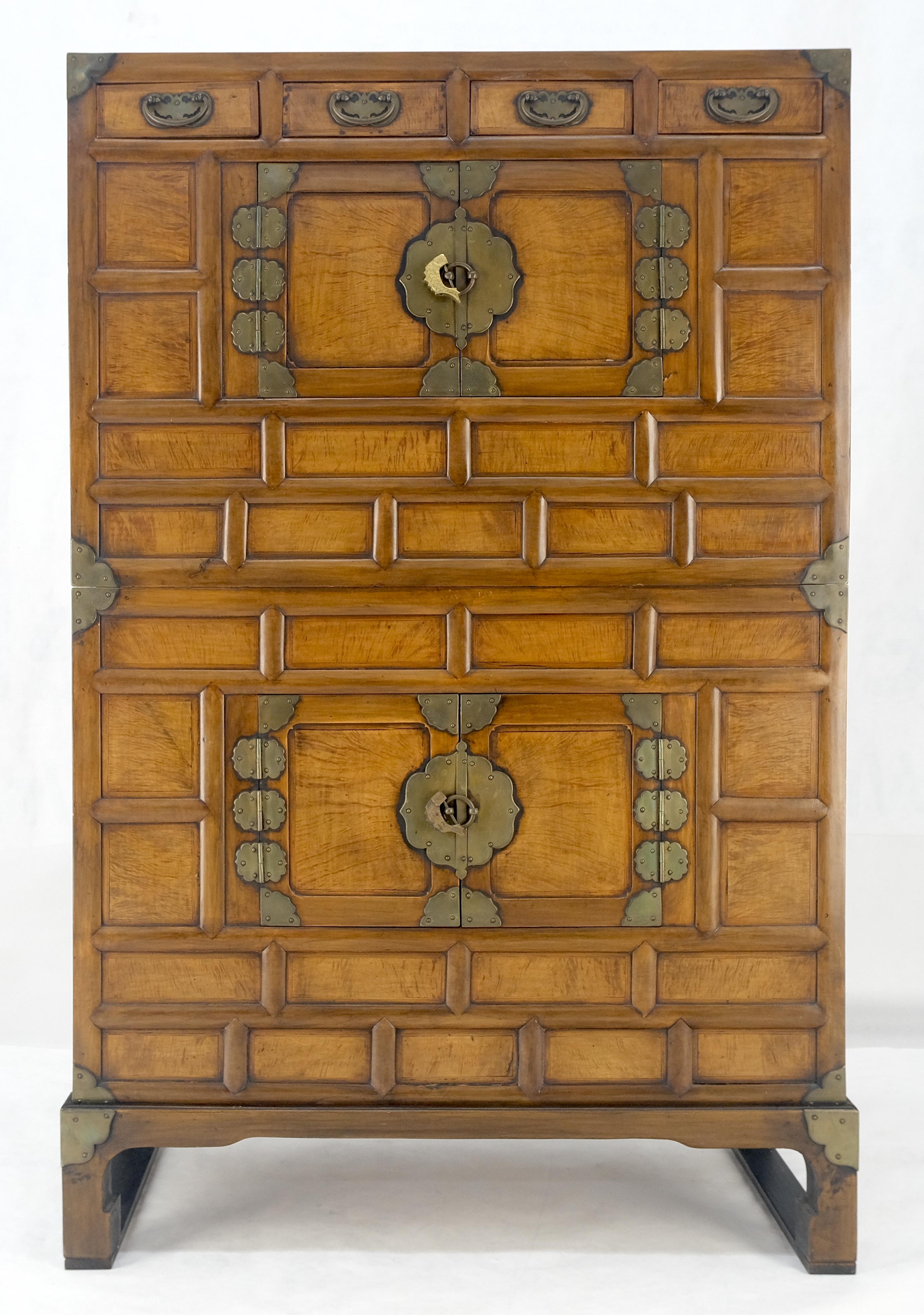 Laqué Commode à deux parties Asian Campaigner Style Armoire à deux portes Dresser Storage en vente
