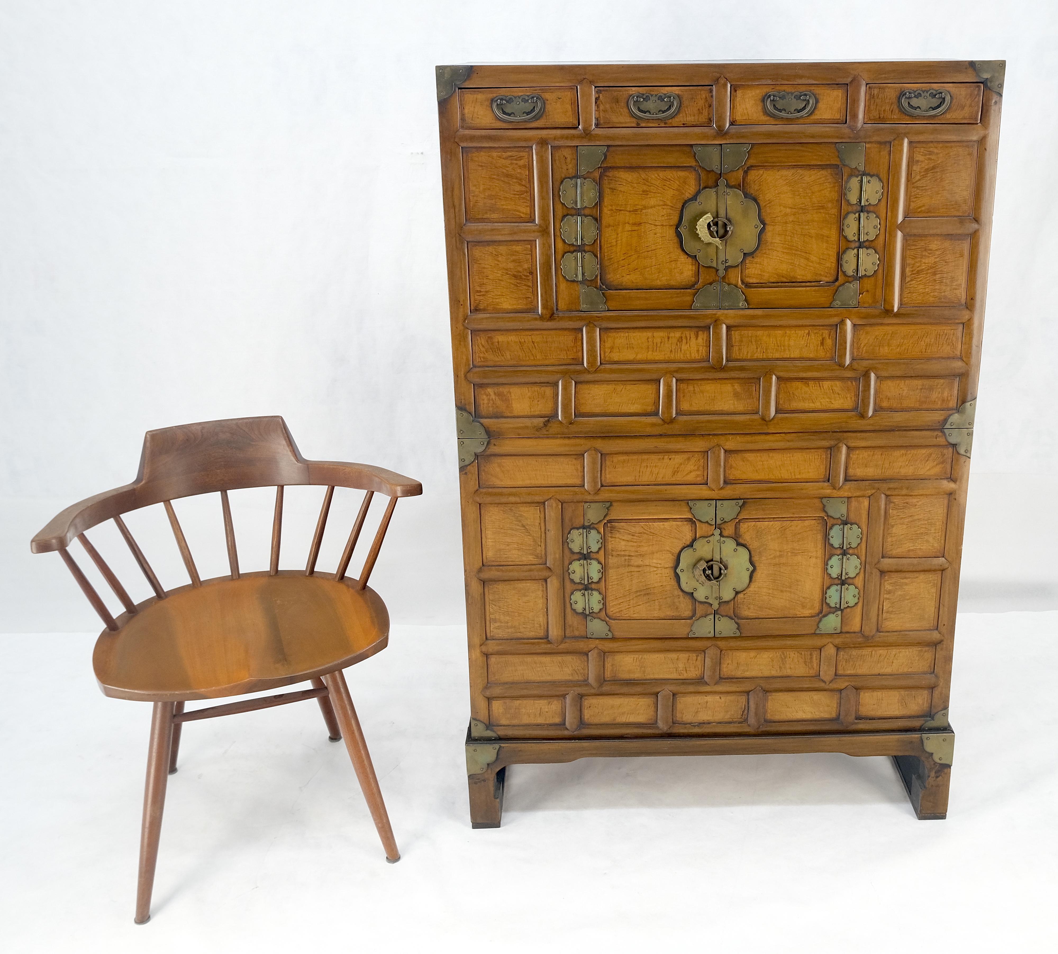 Commode à deux parties Asian Campaigner Style Armoire à deux portes Dresser Storage Excellent état - En vente à Rockaway, NJ