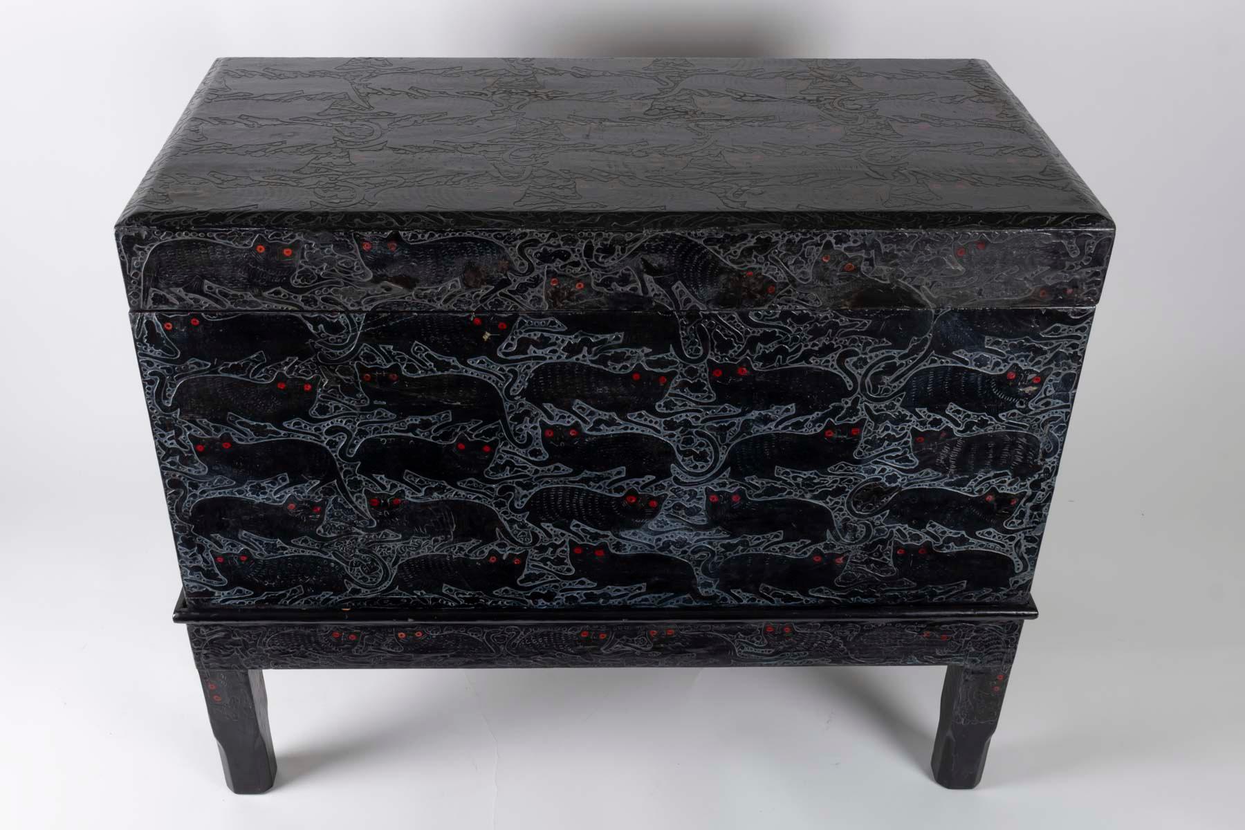 Chest on its lacquer base, 1930, Art Deco with red eyes cat decorations
Measures: H 67cm, W 81cm, P 41cm.