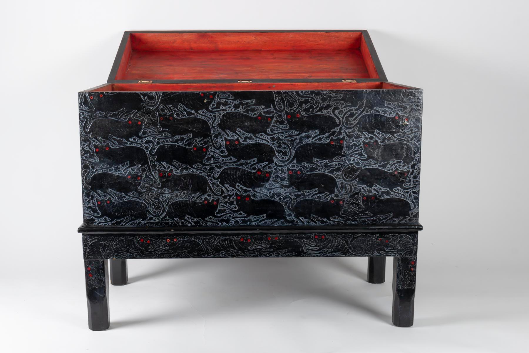 Lacquered Chest on its Lacquer Base, 1930, Art Deco with Red Eyes Cat Decorations