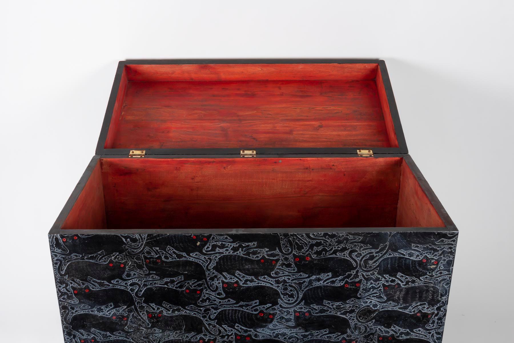 Chest on its Lacquer Base, 1930, Art Deco with Red Eyes Cat Decorations In Good Condition In Saint-Ouen, FR