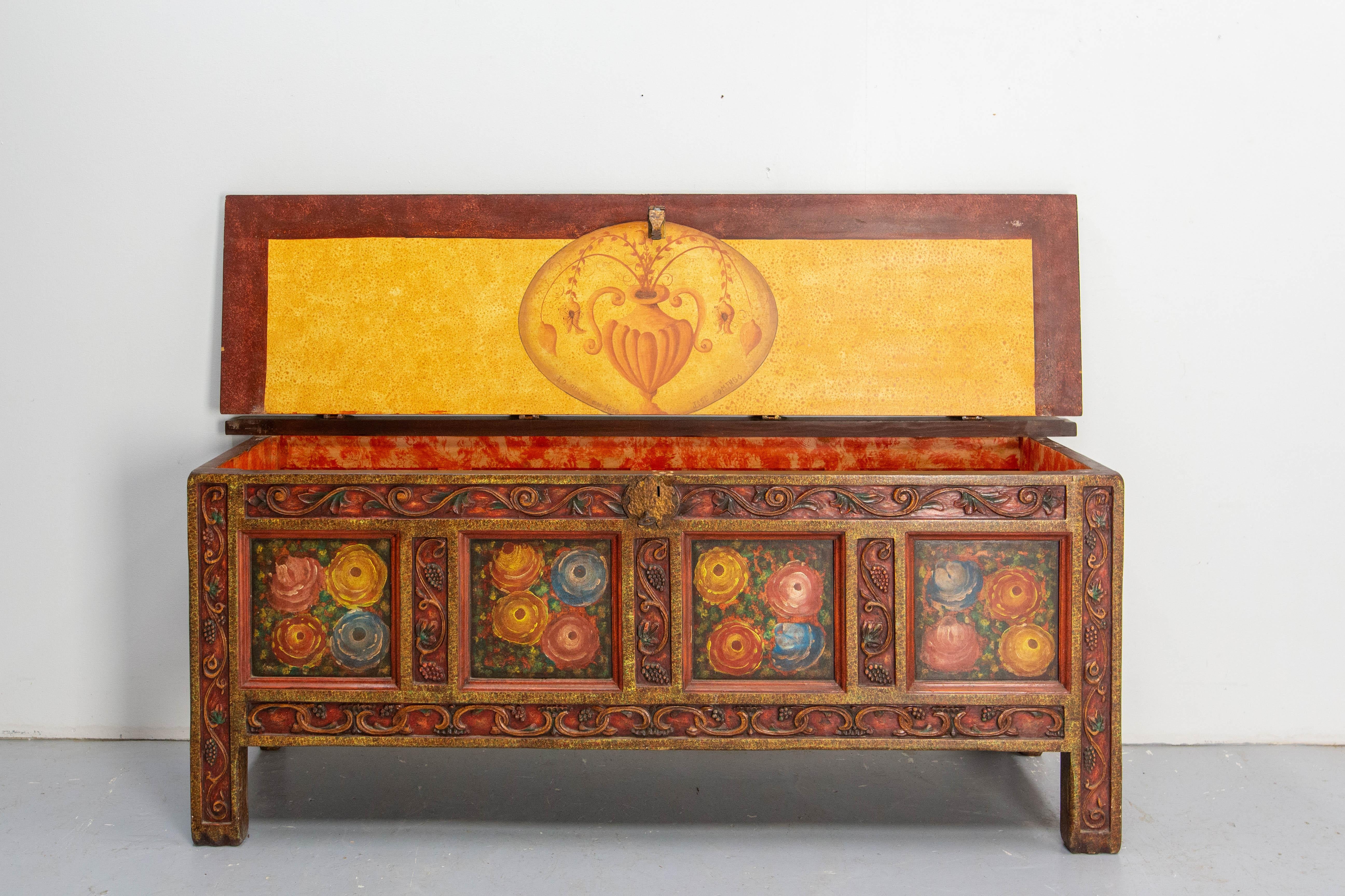 Spanische Kiste oder Truhe, hergestellt um 1960.
Diese Truhe aus Kiefernholz und Schmiedeeisen wurde komplett lackiert, auch innen.
Weintrauben, Zitronen, Melonen, Äpfel und Wassermelonen schmücken zusammen mit Blumen diesen Sarg.

Sehr dekorativ