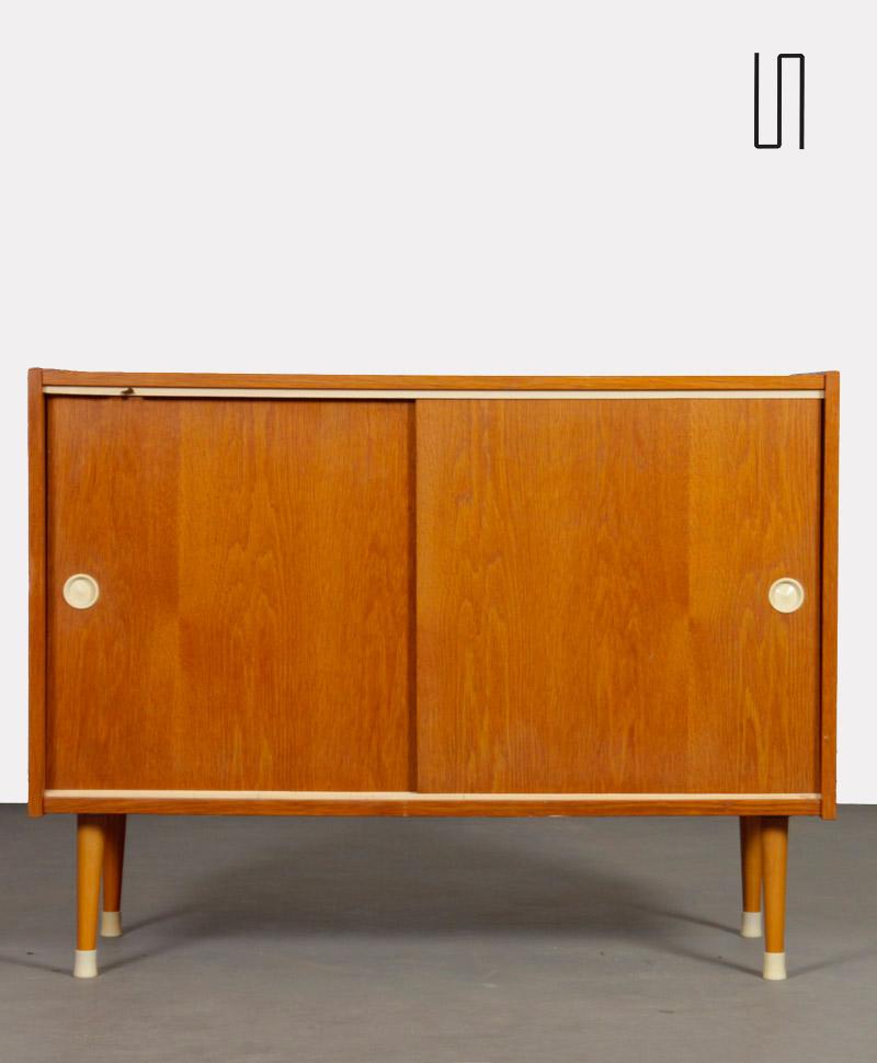 Questo piccolo scrigno è edito da Zapadoslovenske Nabytkarske Zavody negli anni Sessanta. È prodotto in Cecoslovacchia. Questo mobile in Oak ha due ante scorrevoli. È in buone condizioni vintage. La parte superiore è stata restaurata.