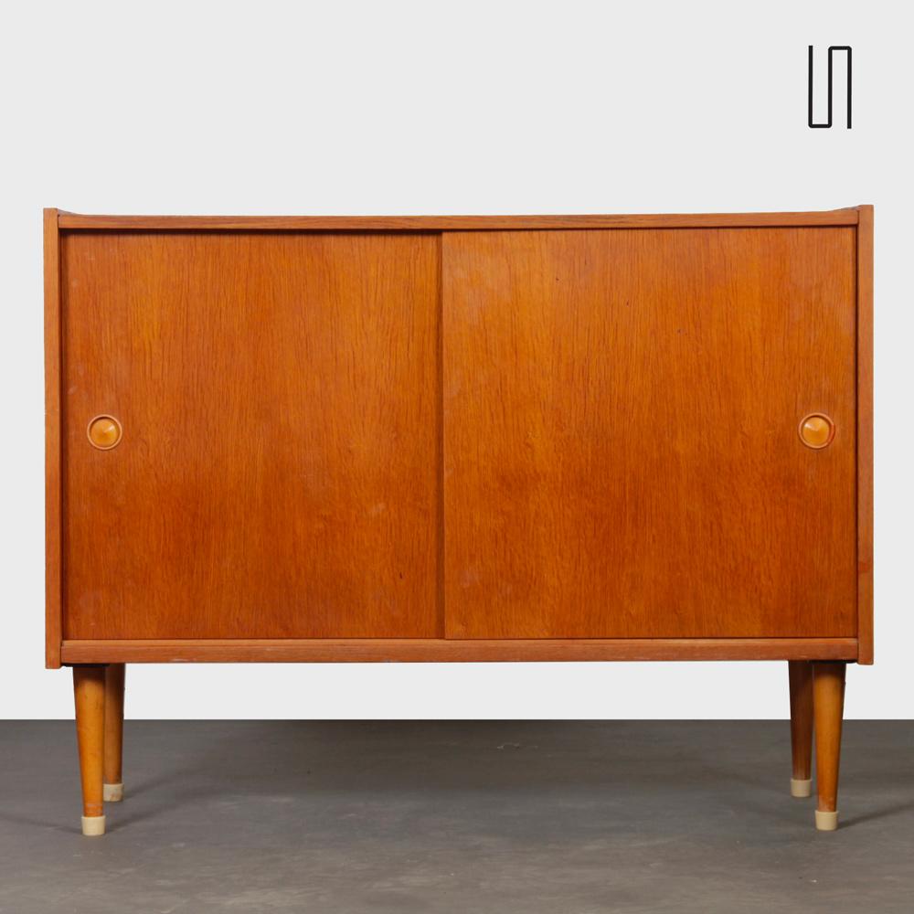 Questo piccolo scrigno è edito da Zapadoslovenske Nabytkarske Zavody negli anni Sessanta. È prodotto in Cecoslovacchia. Questo mobile in Oak ha due ante scorrevoli. È in buone condizioni vintage. La parte superiore è stata restaurata. 