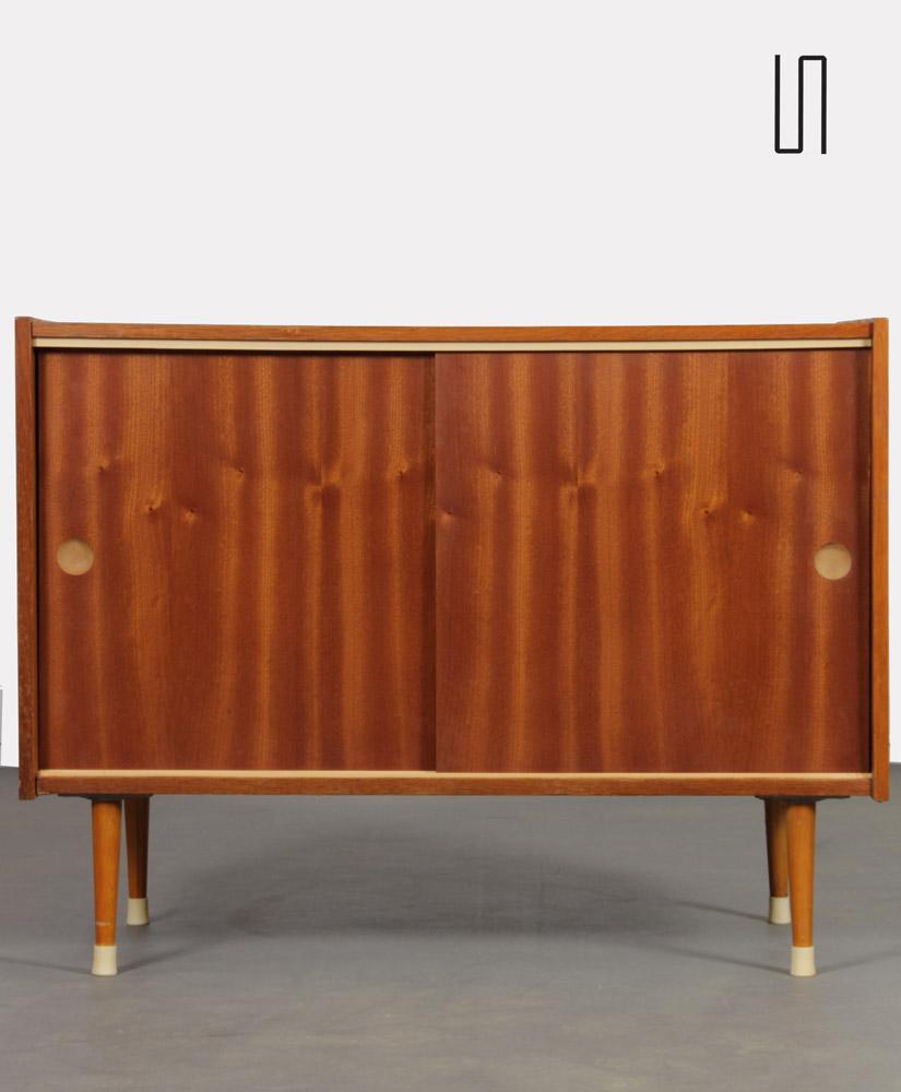 Questo piccolo scrigno è edito da Zapadoslovenske Nabytkarske Zavody negli anni Sessanta. È prodotto in Cecoslovacchia. Questo mobile in Oak ha due ante scorrevoli. È in buone condizioni vintage. La parte superiore è stata restaurata. 