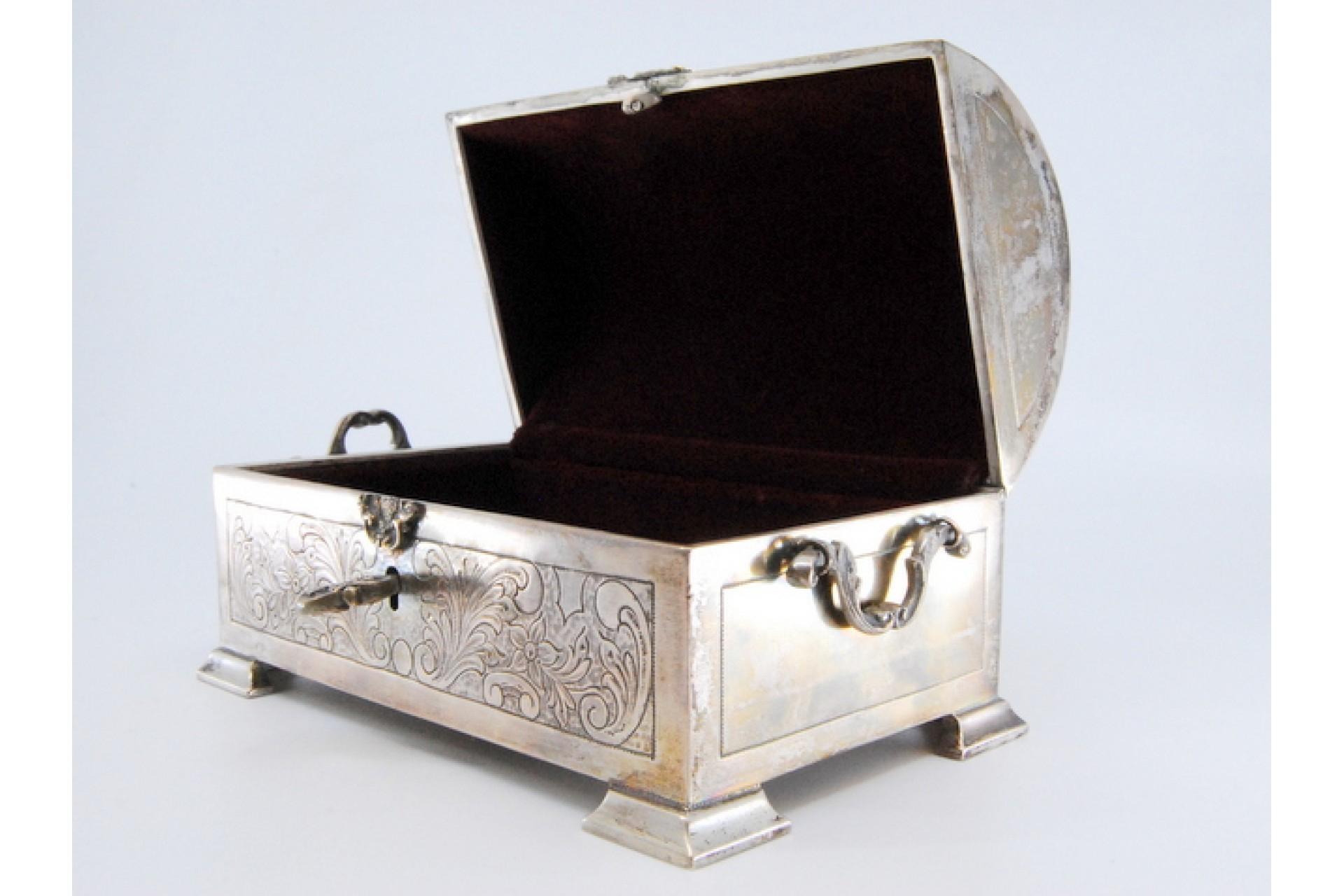 European Chest-shaped silver jewelry box with plant engravings and key For Sale