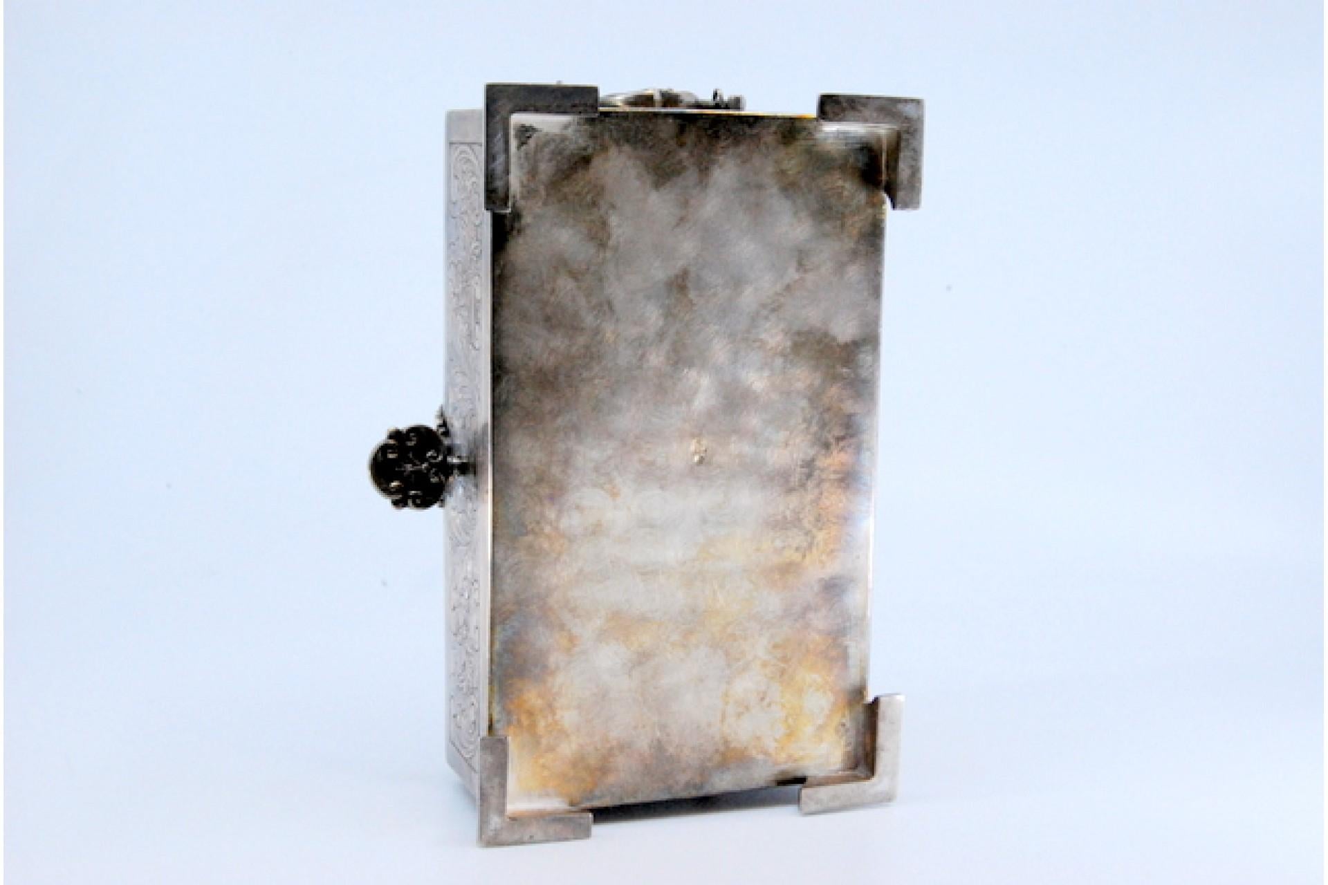 Chest-shaped silver jewelry box with plant engravings and key In Good Condition For Sale In Porto, PT