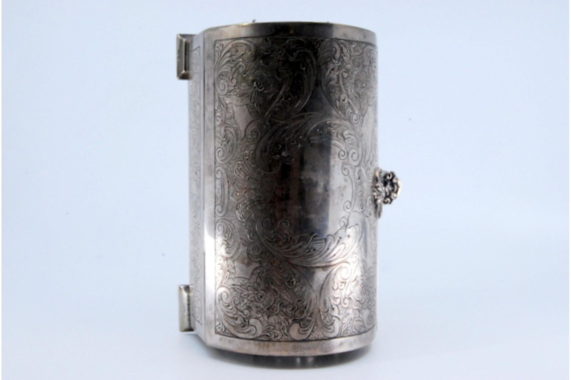 20th Century Chest-shaped silver jewelry box with plant engravings and key For Sale